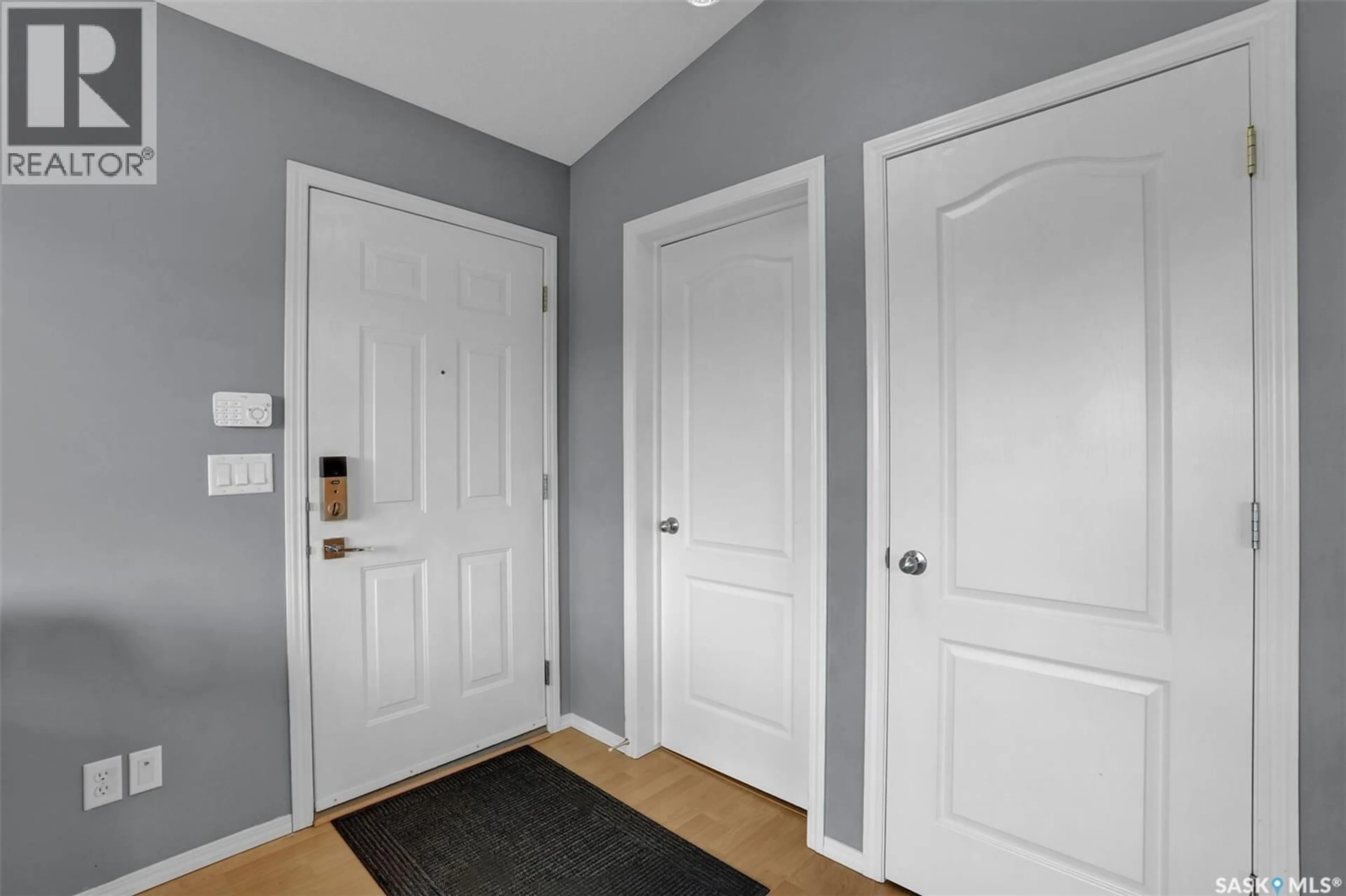 Indoor entryway for 1043 BIRCHWOOD PLACE, Regina Saskatchewan S4S7L1