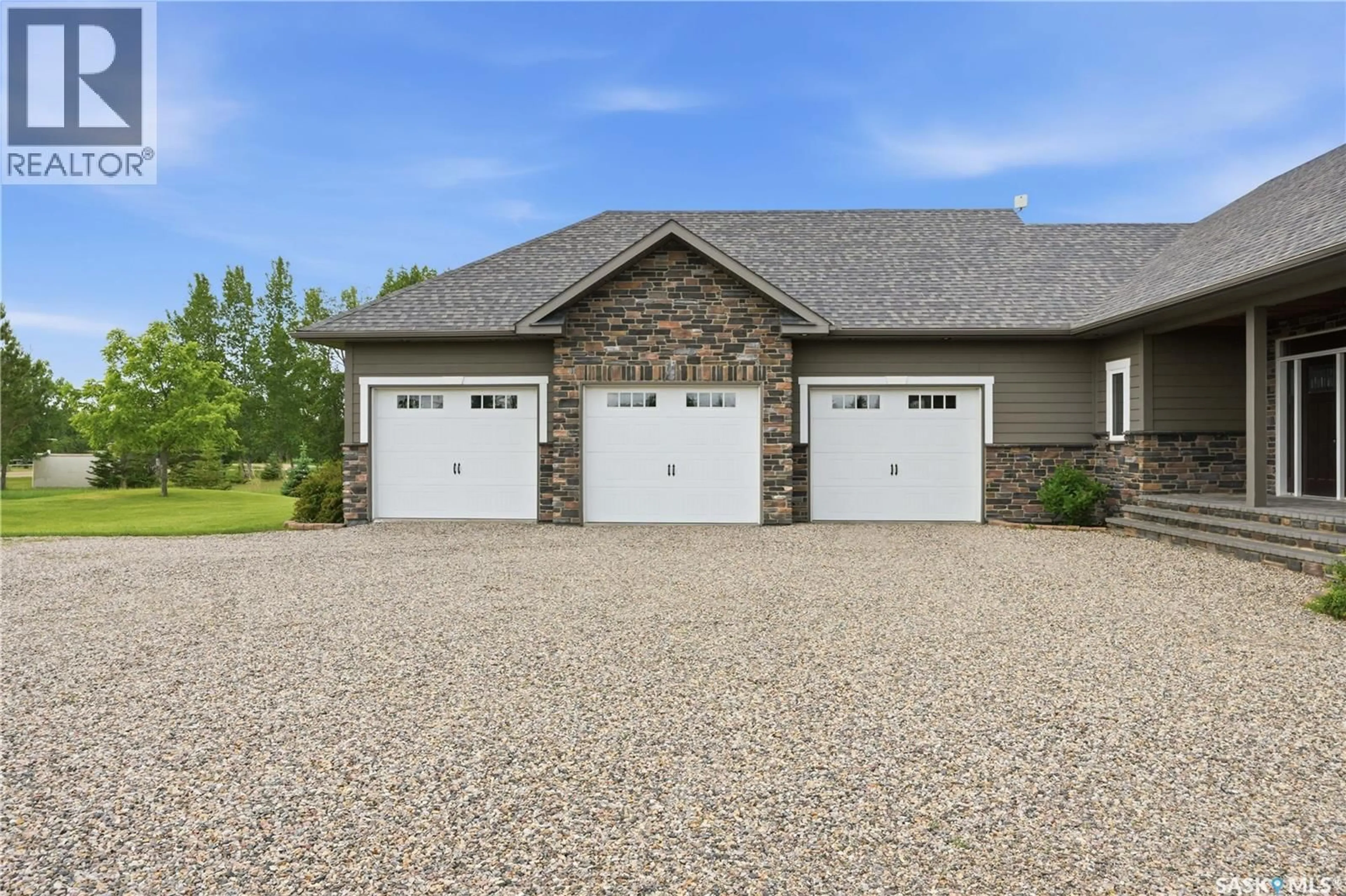 Indoor garage for 102 RUDY LANE, Outlook Saskatchewan S0L2N0
