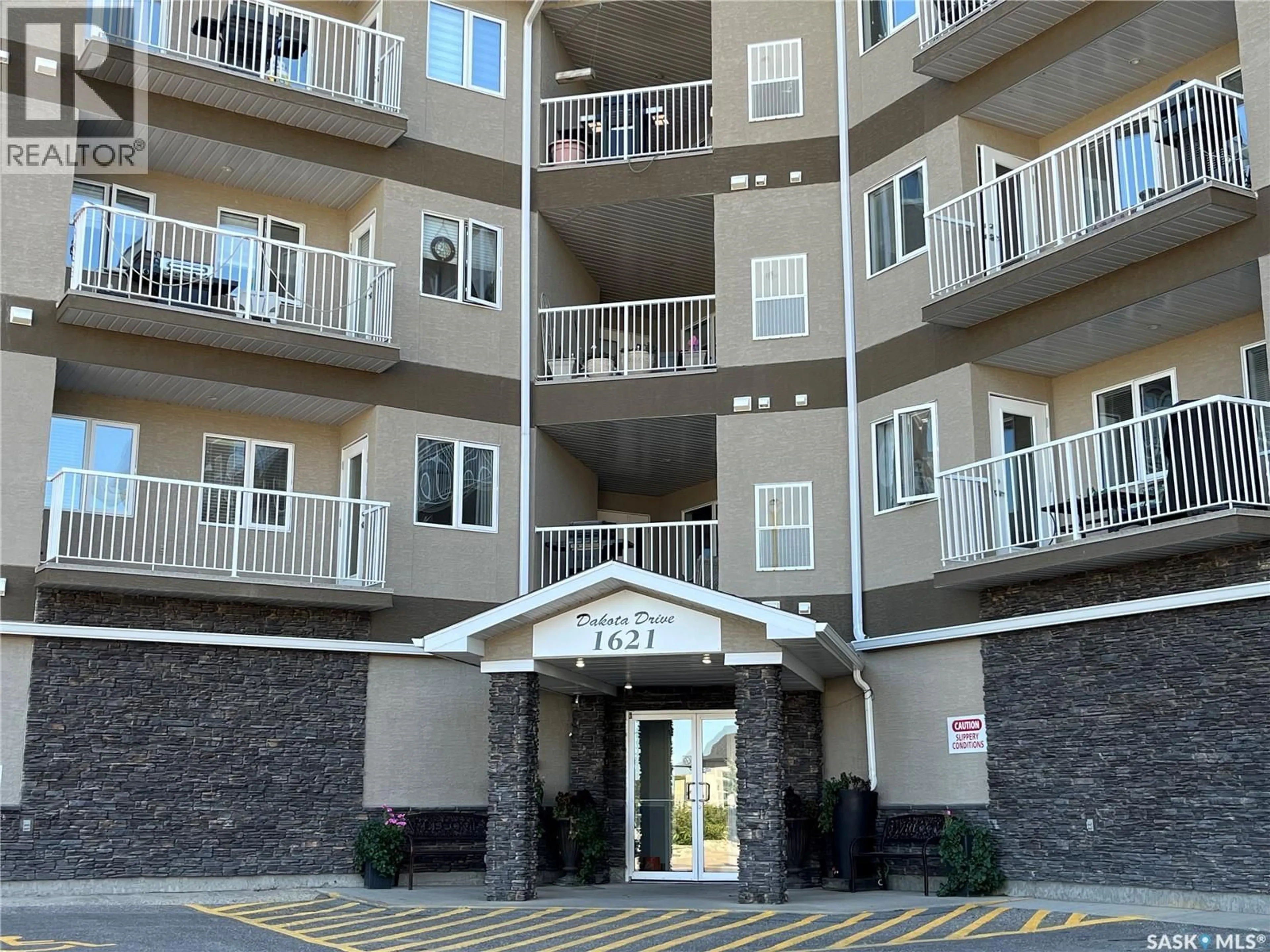 Indoor foyer for 102 - 1621 DAKOTA DRIVE, Regina Saskatchewan S4Z0A8
