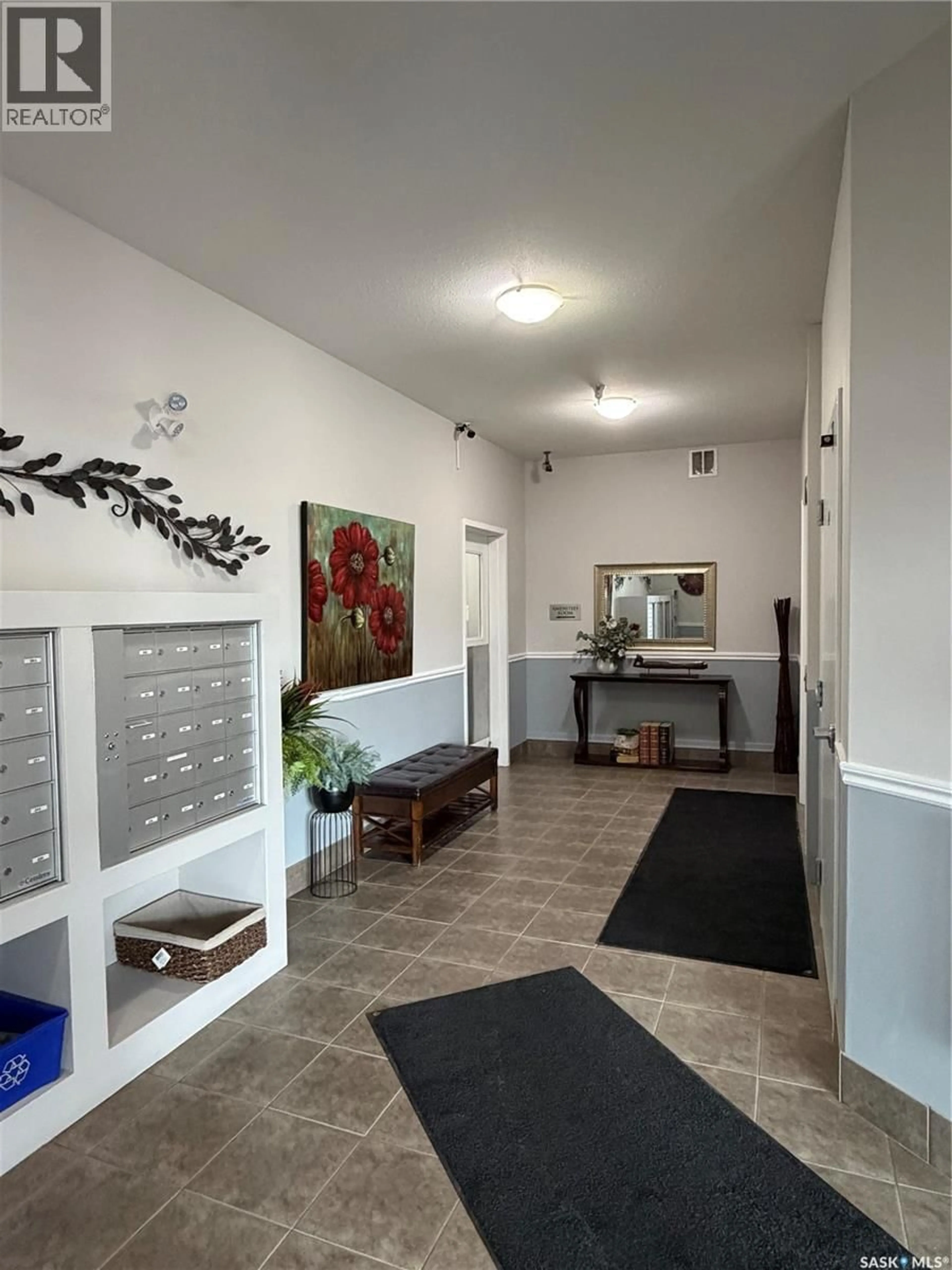 Indoor foyer for 102 - 1621 DAKOTA DRIVE, Regina Saskatchewan S4Z0A8