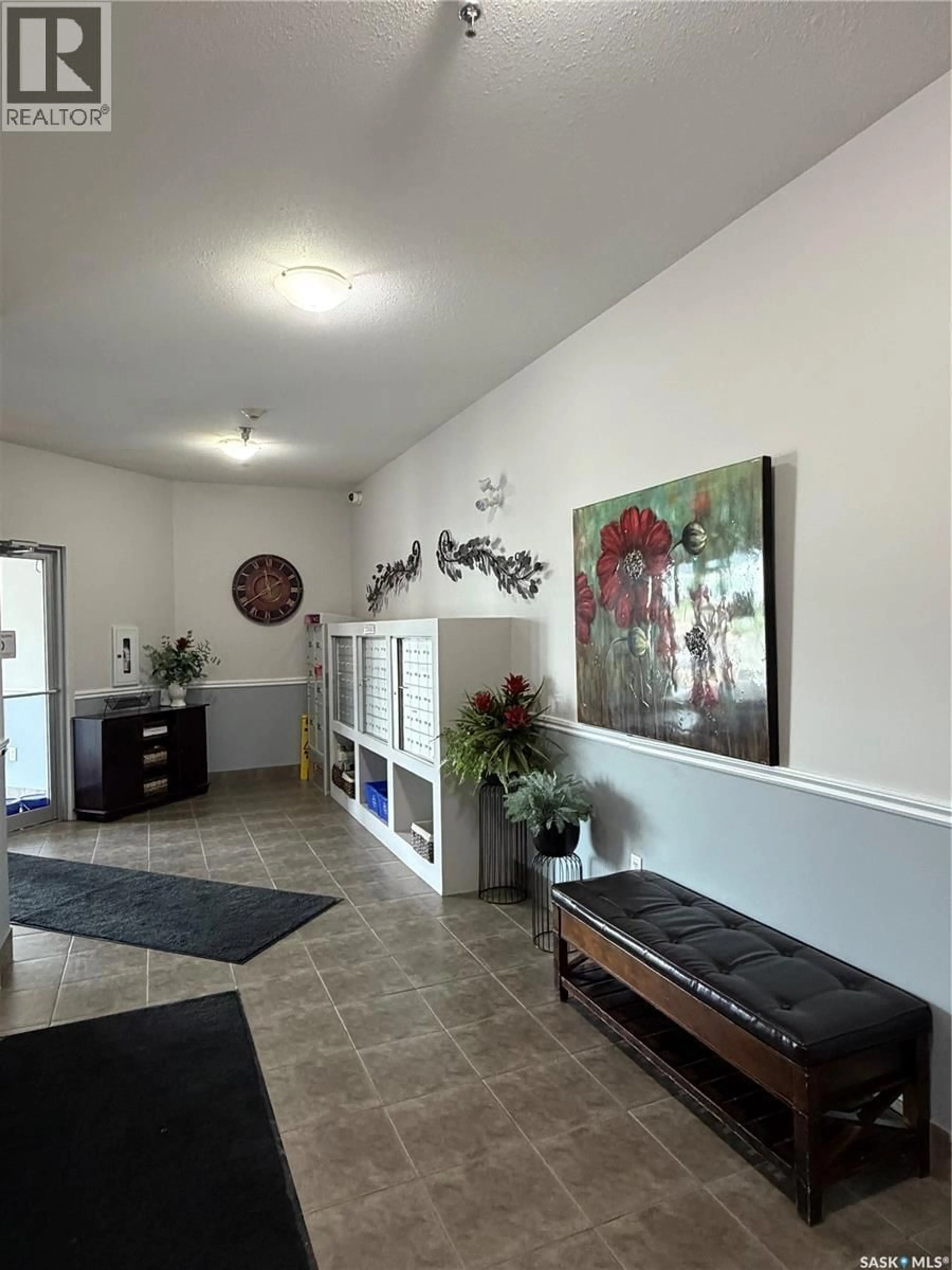 Indoor foyer for 102 - 1621 DAKOTA DRIVE, Regina Saskatchewan S4Z0A8