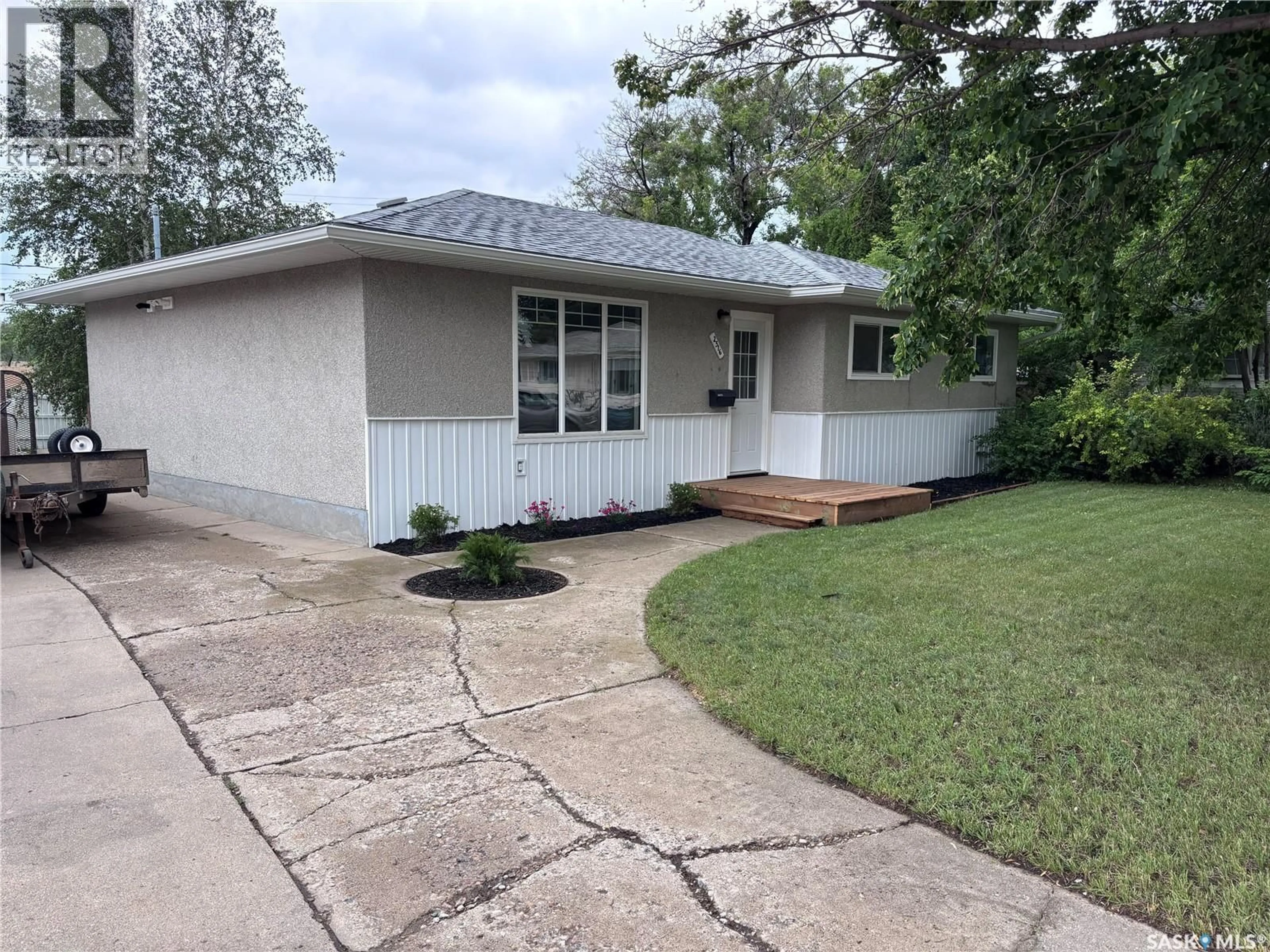 Home with vinyl exterior material, street for 2516 TOMLINSON CRESCENT, Saskatoon Saskatchewan S7L3N2