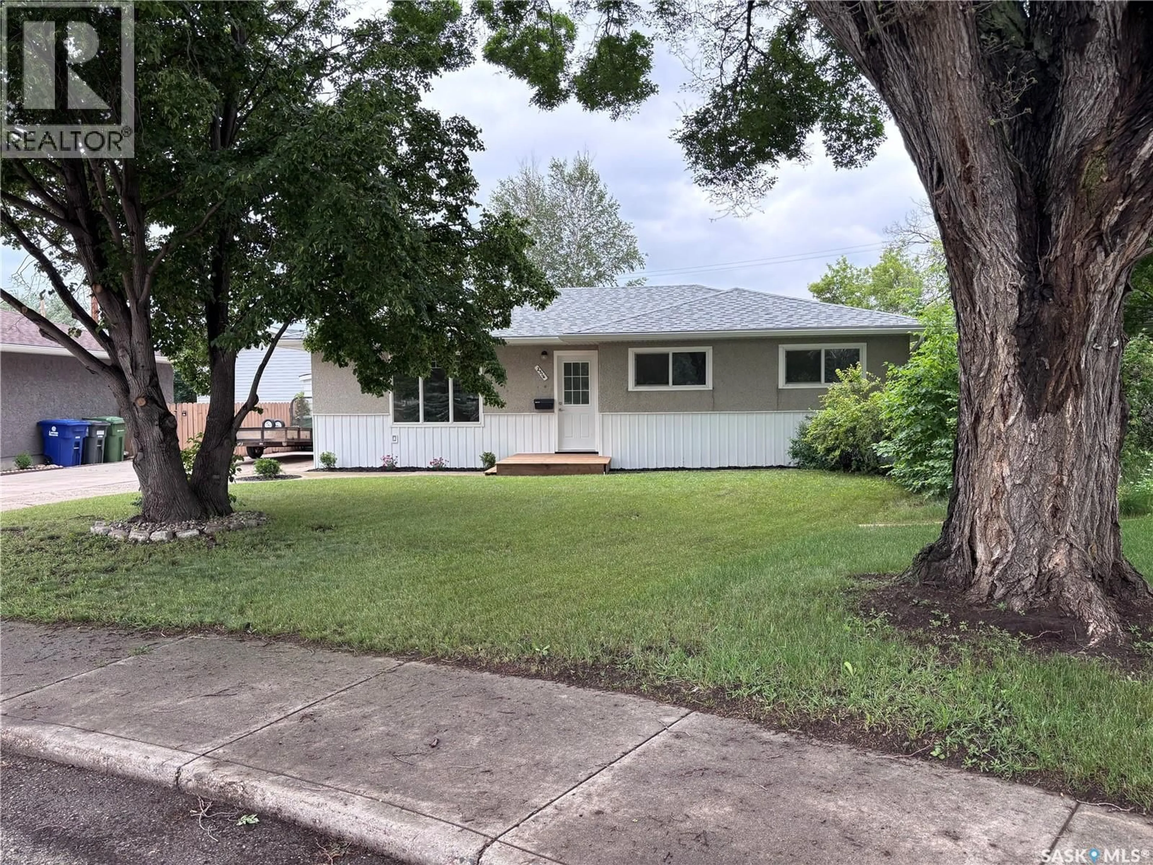 Home with vinyl exterior material, street for 2516 TOMLINSON CRESCENT, Saskatoon Saskatchewan S7L3N2