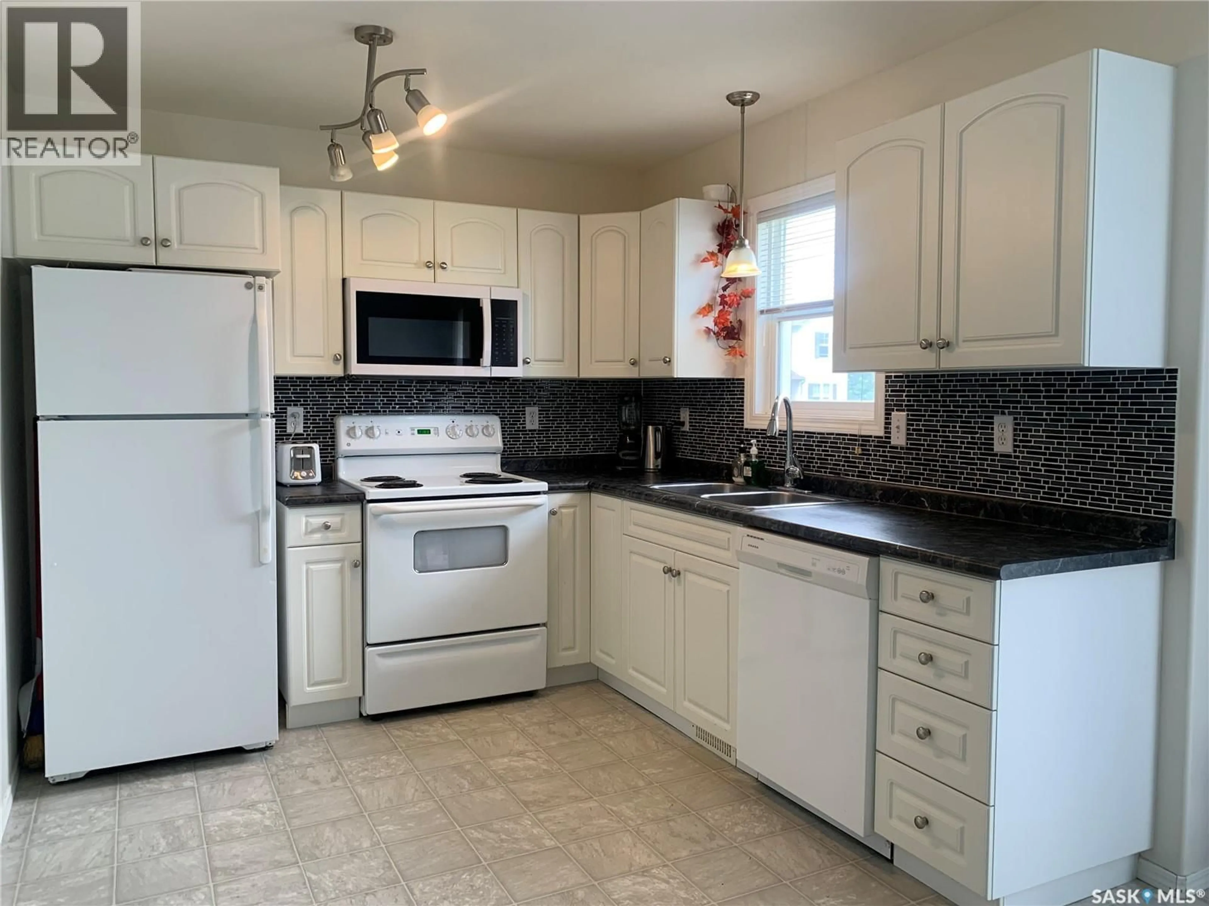 Standard kitchen, ceramic/tile floor for 135 - 33 PAWLYCHENKO LANE, Saskatoon Saskatchewan S7V1K2