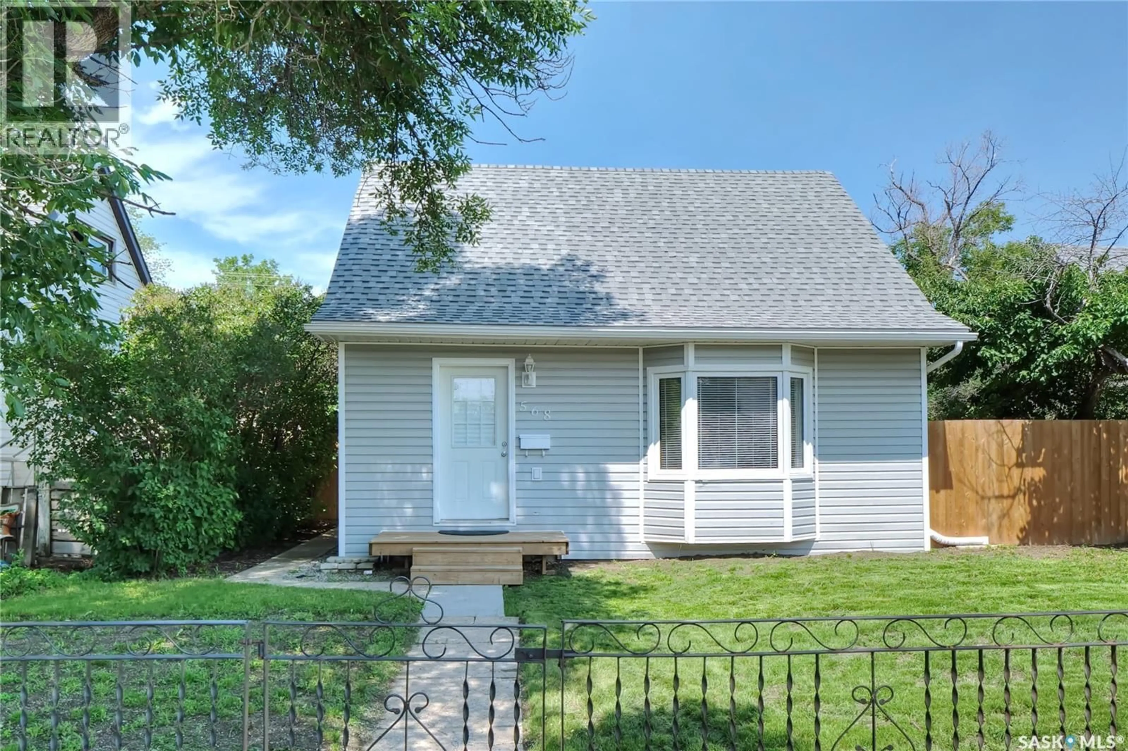 Home with vinyl exterior material, street for 568 ATHABASCA STREET E, Moose Jaw Saskatchewan S6H0M1