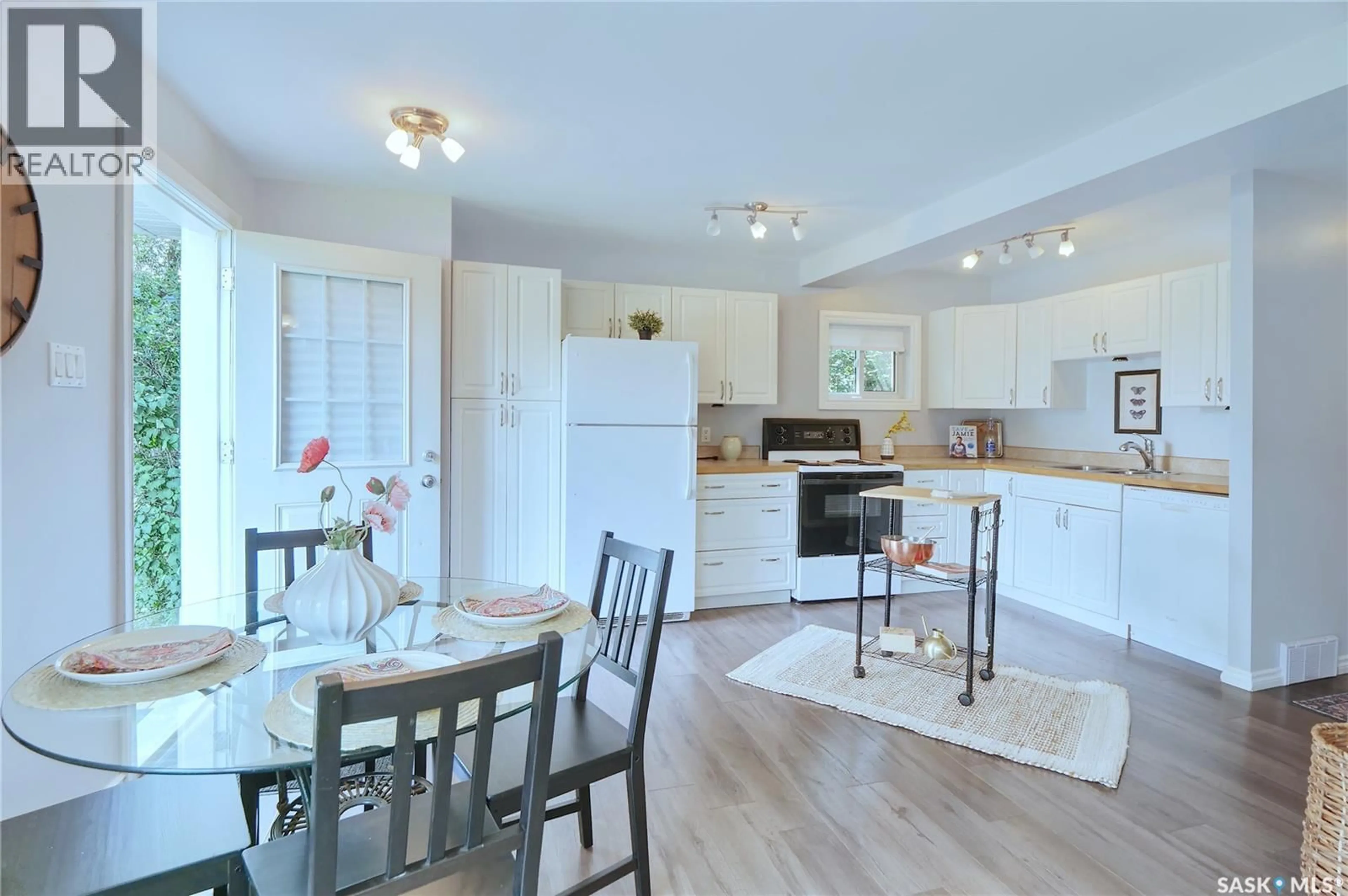 Open concept kitchen, unknown for 568 ATHABASCA STREET E, Moose Jaw Saskatchewan S6H0M1