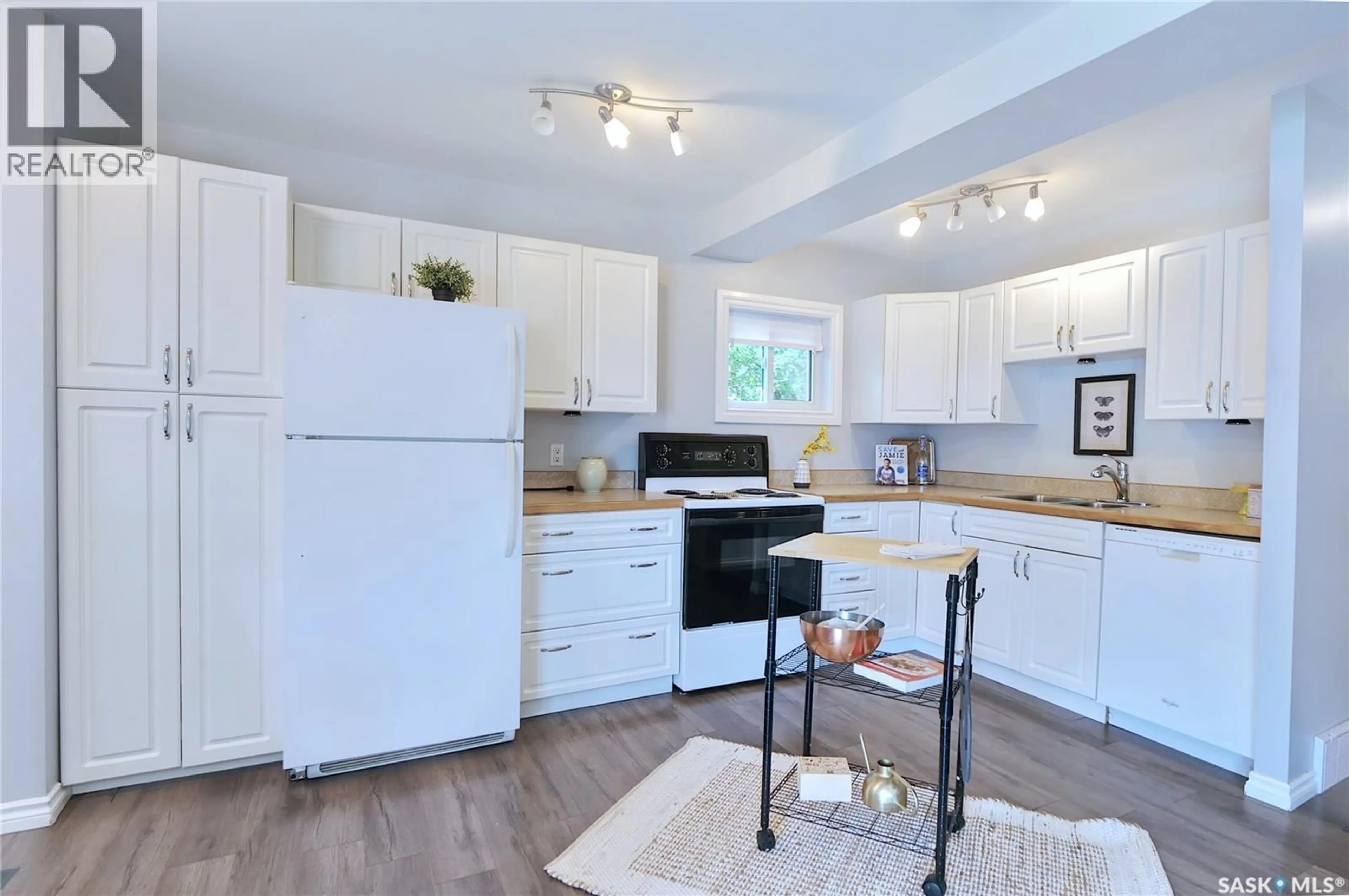Open concept kitchen, wood/laminate floor for 568 ATHABASCA STREET E, Moose Jaw Saskatchewan S6H0M1