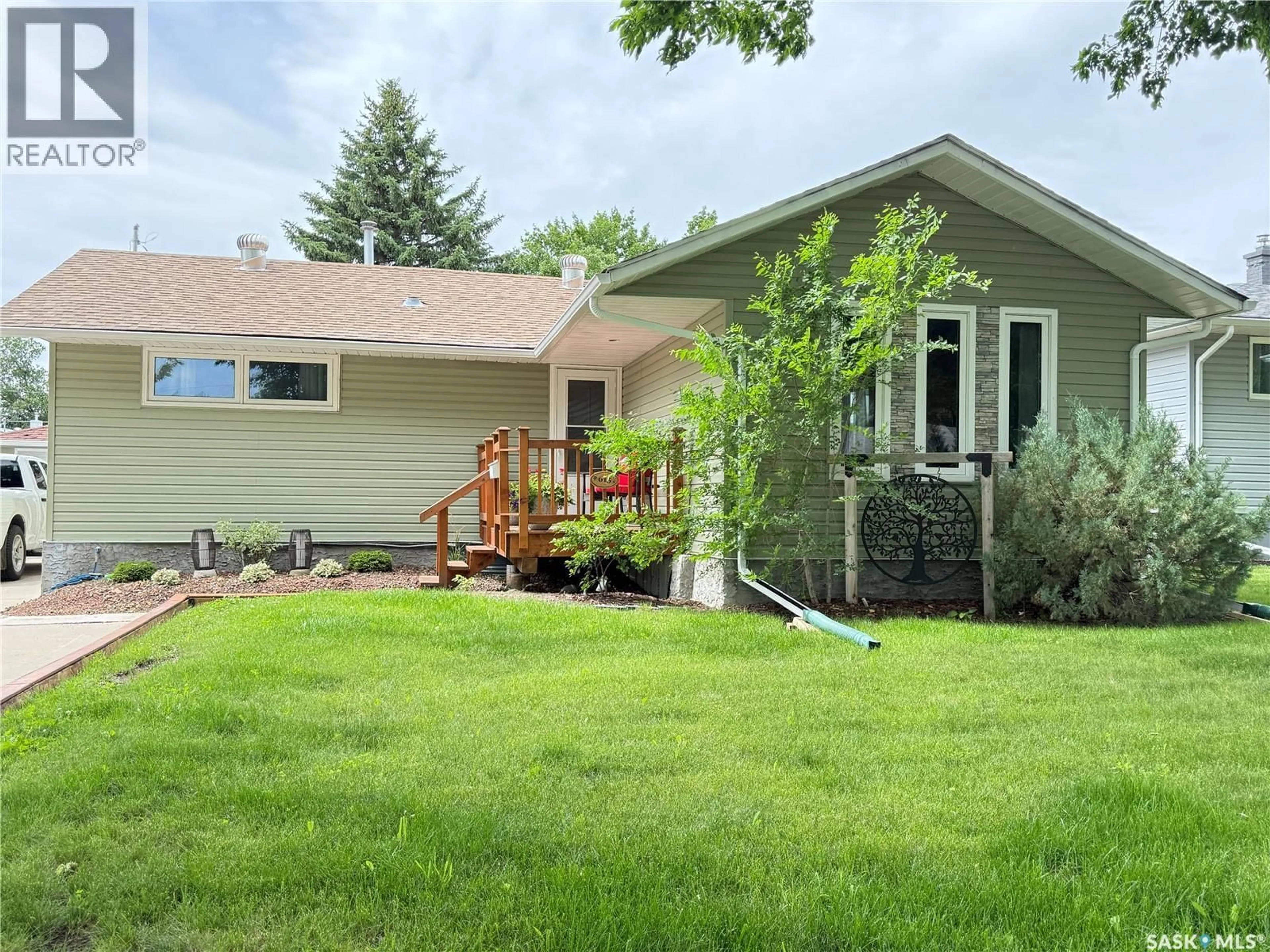 Home with vinyl exterior material, unknown for 615 WINDSOR STREET, Weyburn Saskatchewan S4H0X1