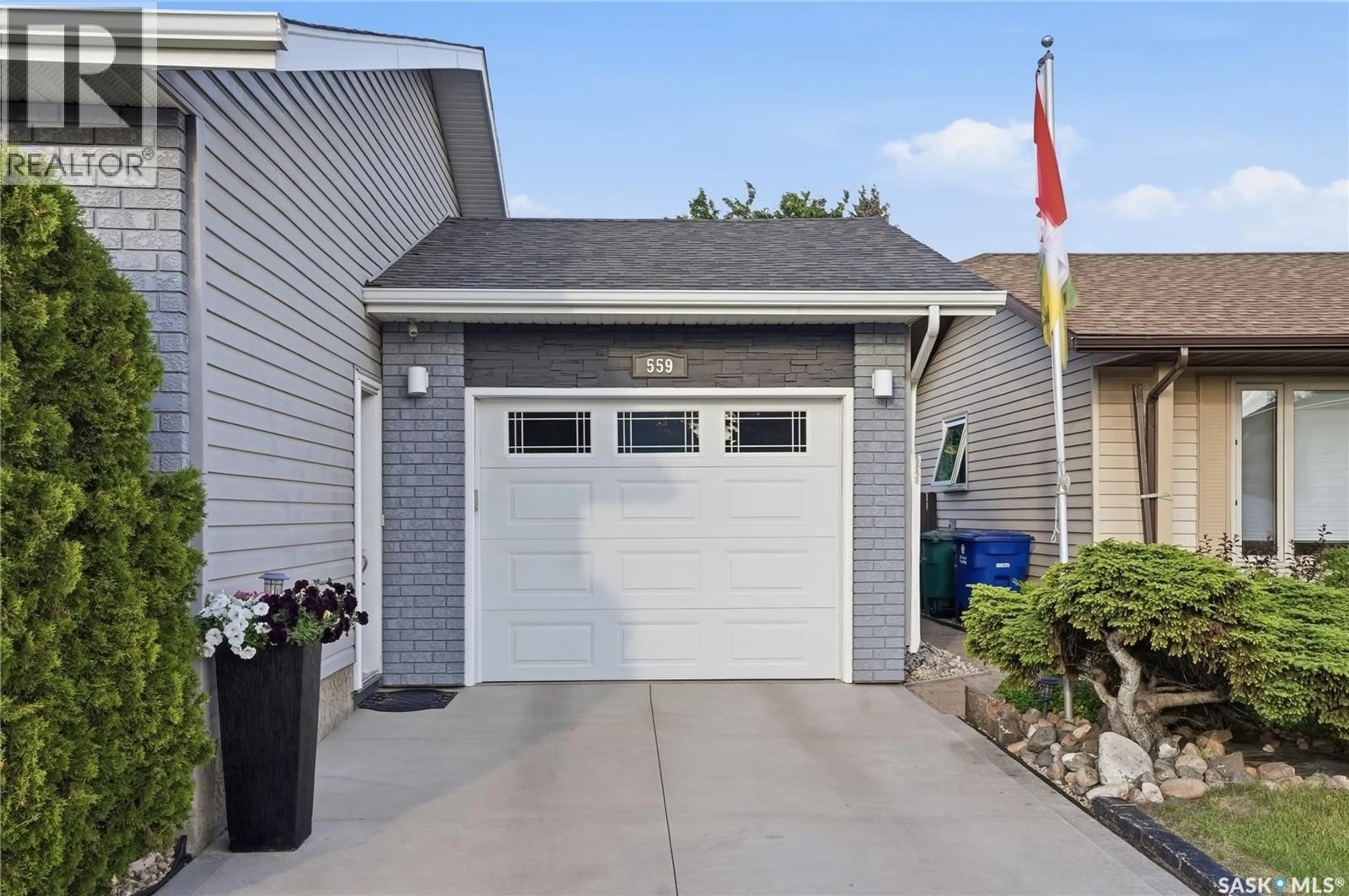 Indoor garage for 559 DELARONDE ROAD, Saskatoon Saskatchewan S7J4A7