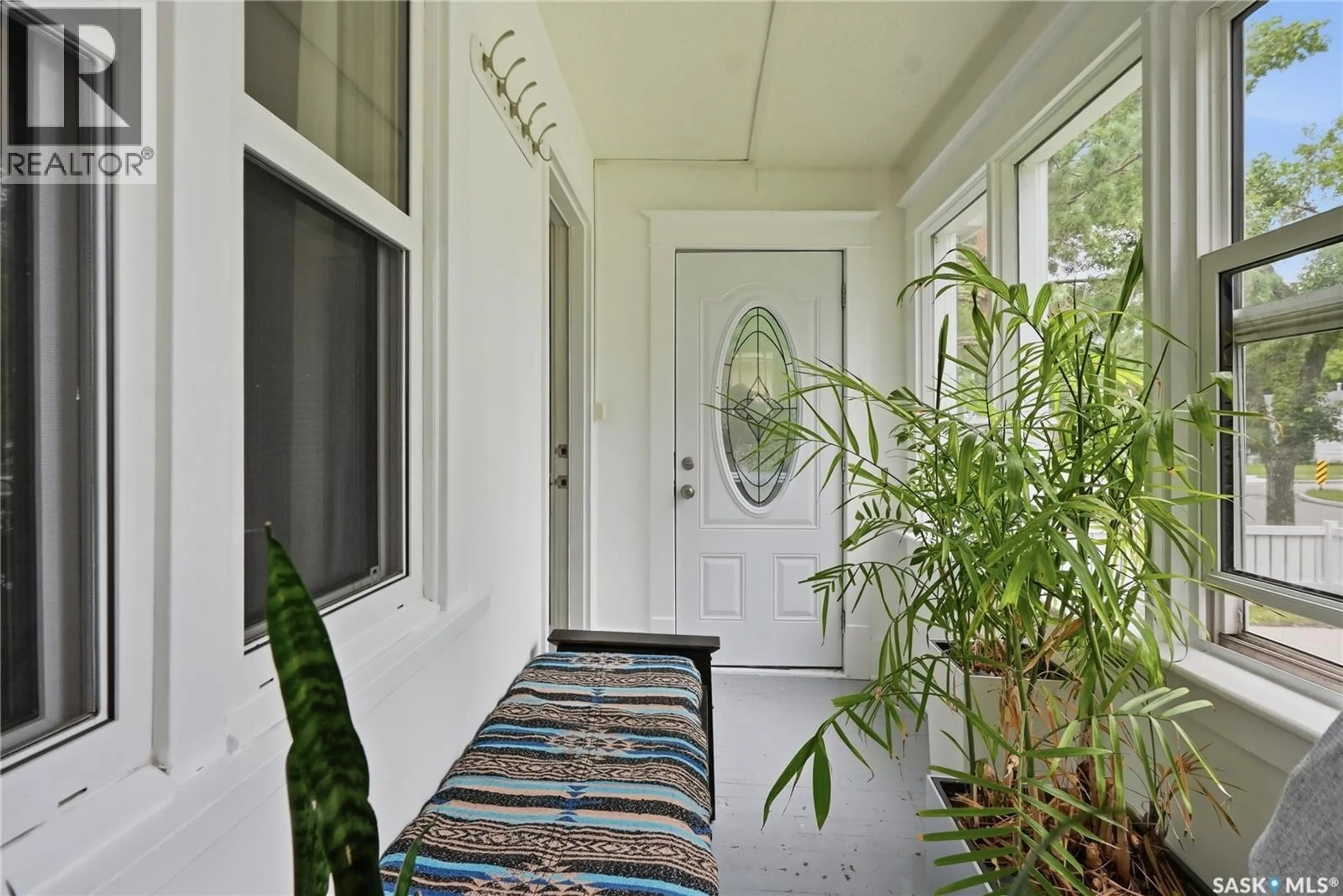 Indoor entryway for 1146 K AVENUE, Saskatoon Saskatchewan S7M2G5