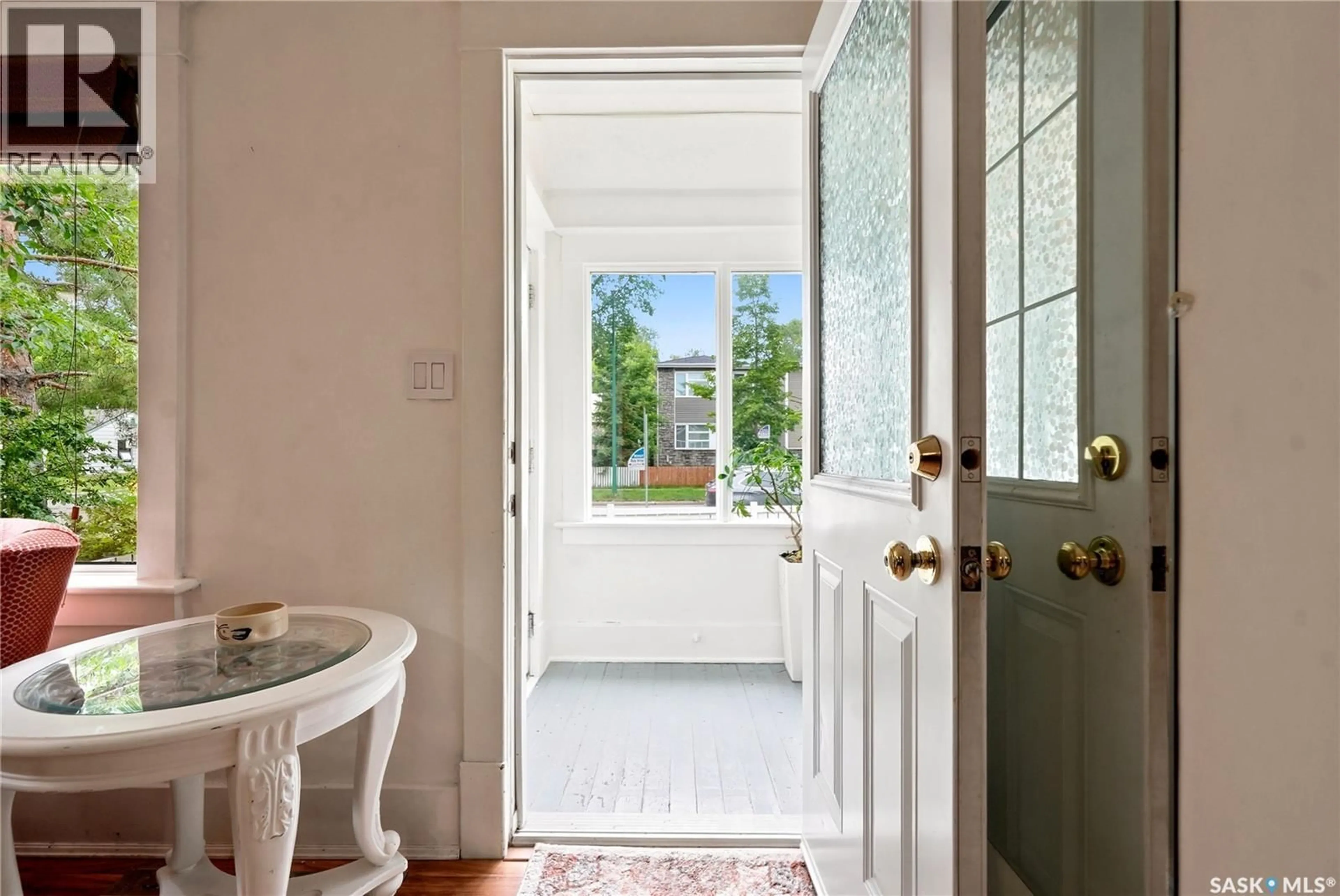 Indoor entryway for 1146 K AVENUE, Saskatoon Saskatchewan S7M2G5