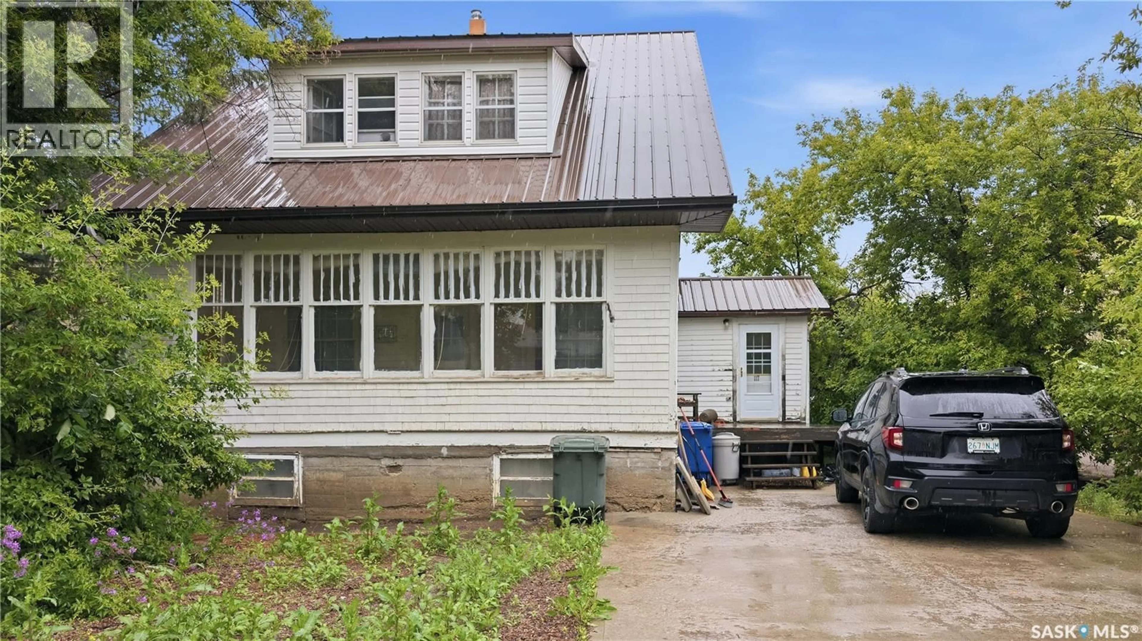 Home with vinyl exterior material, street for 117 3RD AVENUE, Rosetown Saskatchewan S0L2V0