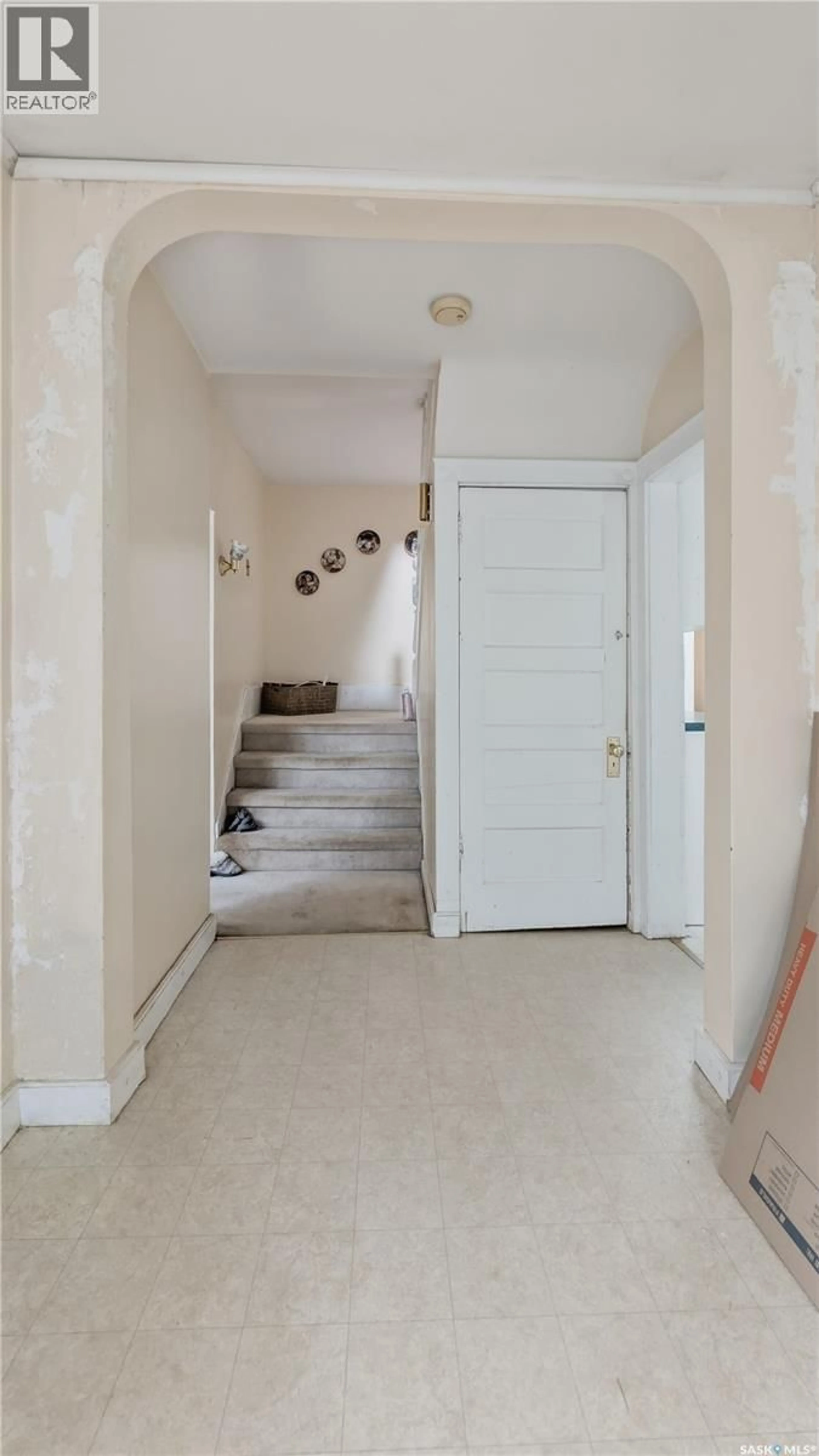 Indoor foyer for 117 3RD AVENUE, Rosetown Saskatchewan S0L2V0