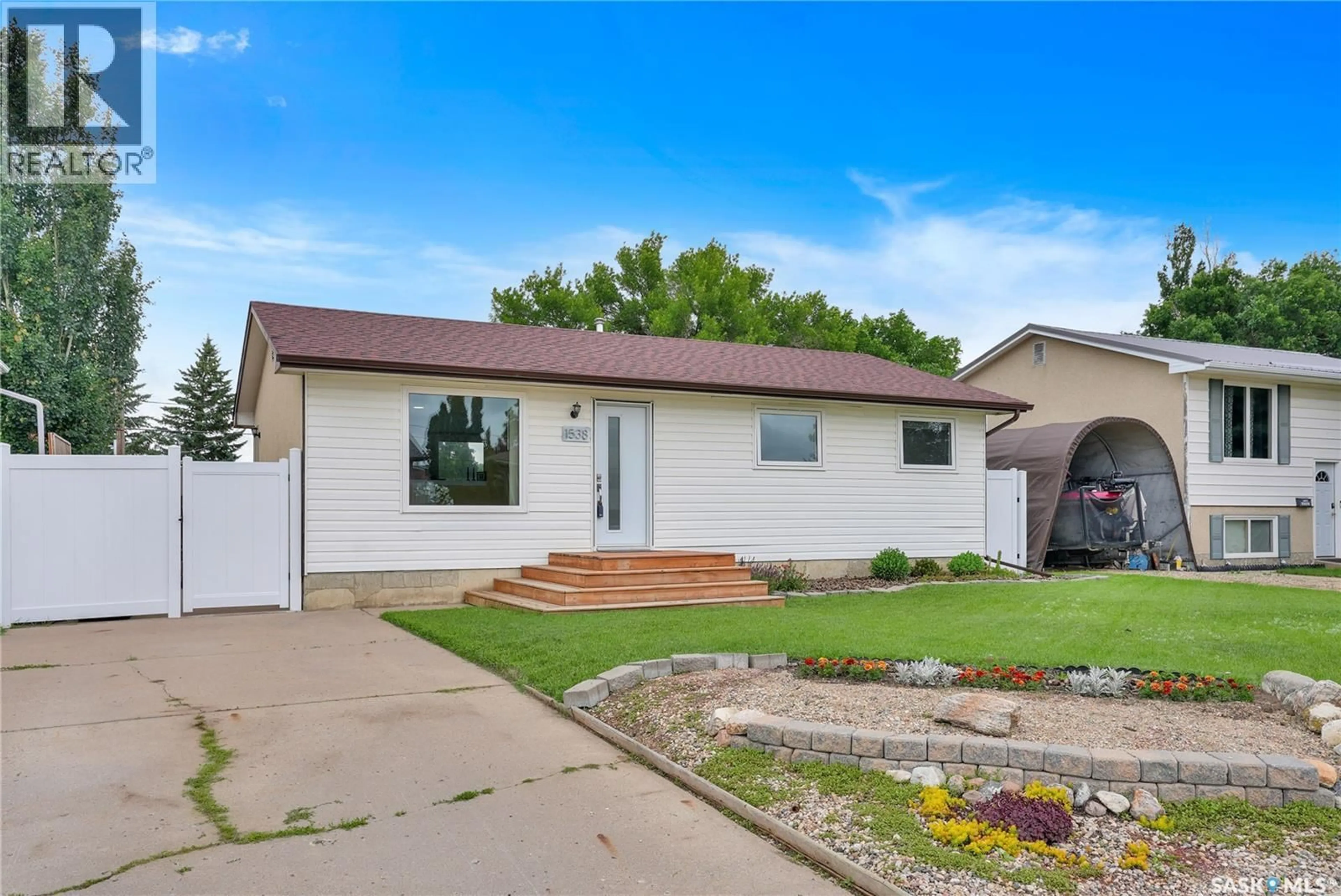 Home with vinyl exterior material, street for 1538 SMITH STREET, Moose Jaw Saskatchewan S6H6V8