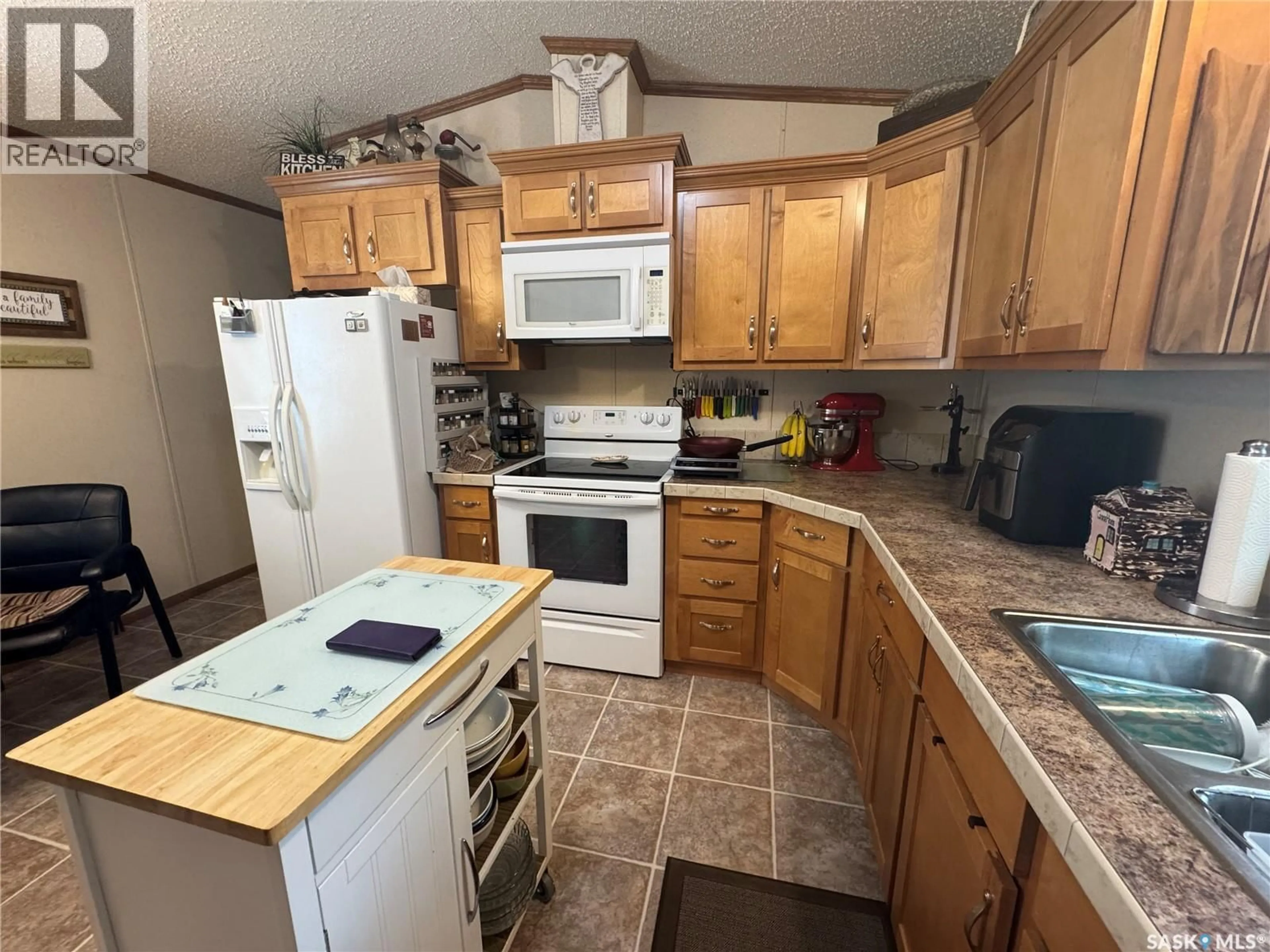Standard kitchen, unknown for 60 PELICAN STREET, Wood River Rm No. 74 Saskatchewan S0H2K0