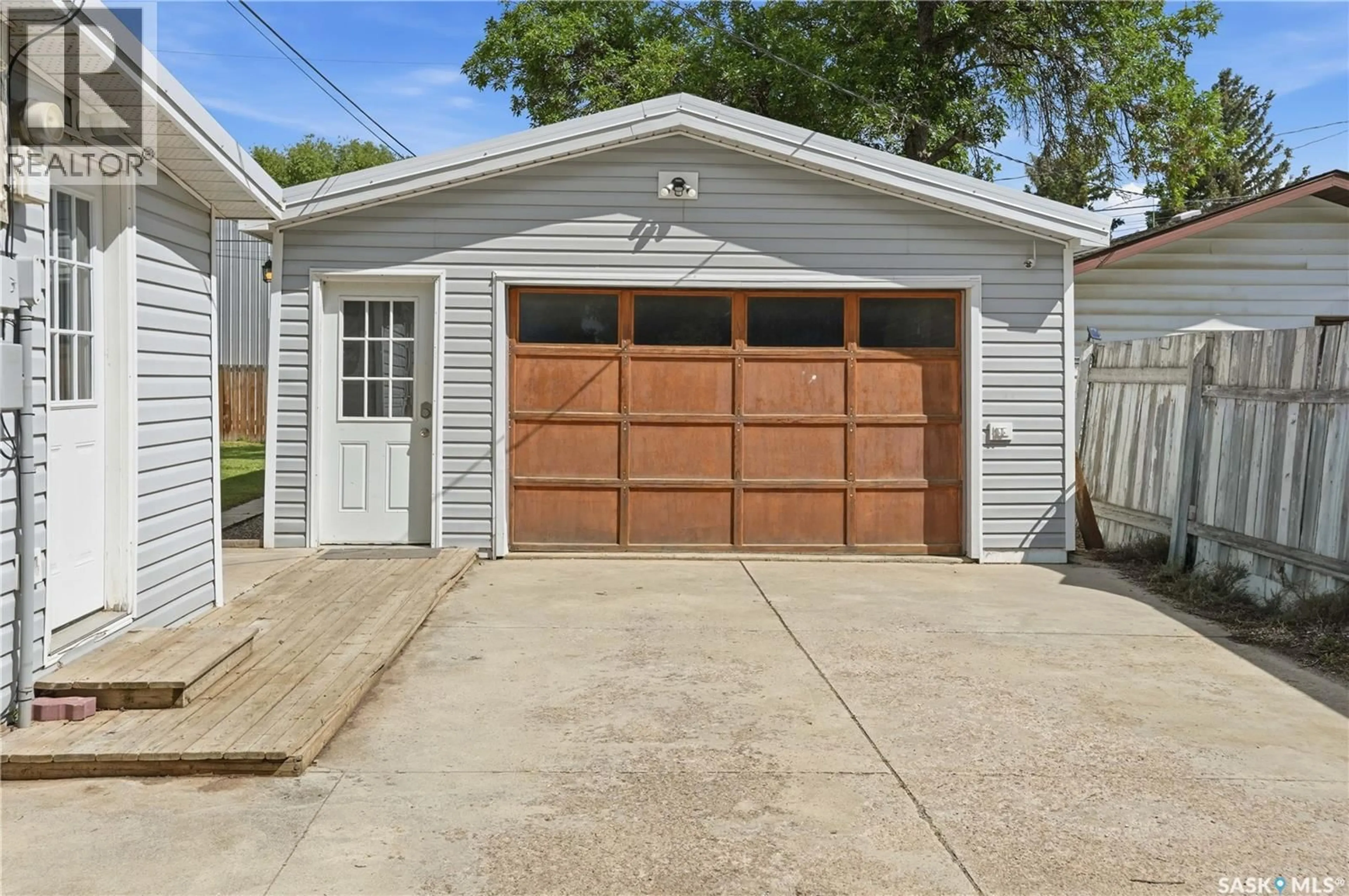 Indoor garage for 219 5TH AVENUE, Gravelbourg Saskatchewan S0H1X0