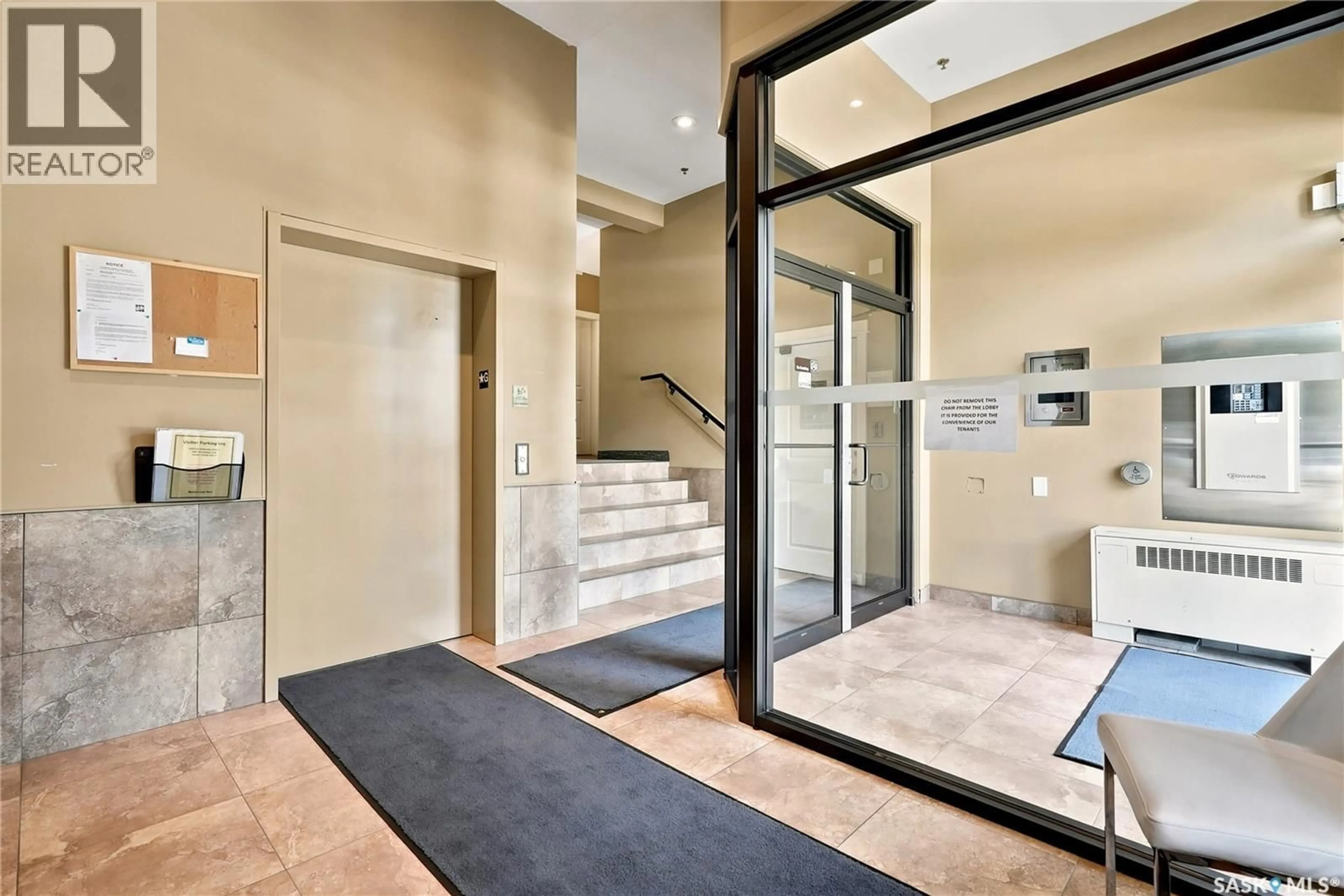 Indoor entryway for 203 - 702 HART ROAD, Saskatoon Saskatchewan S7M4P4