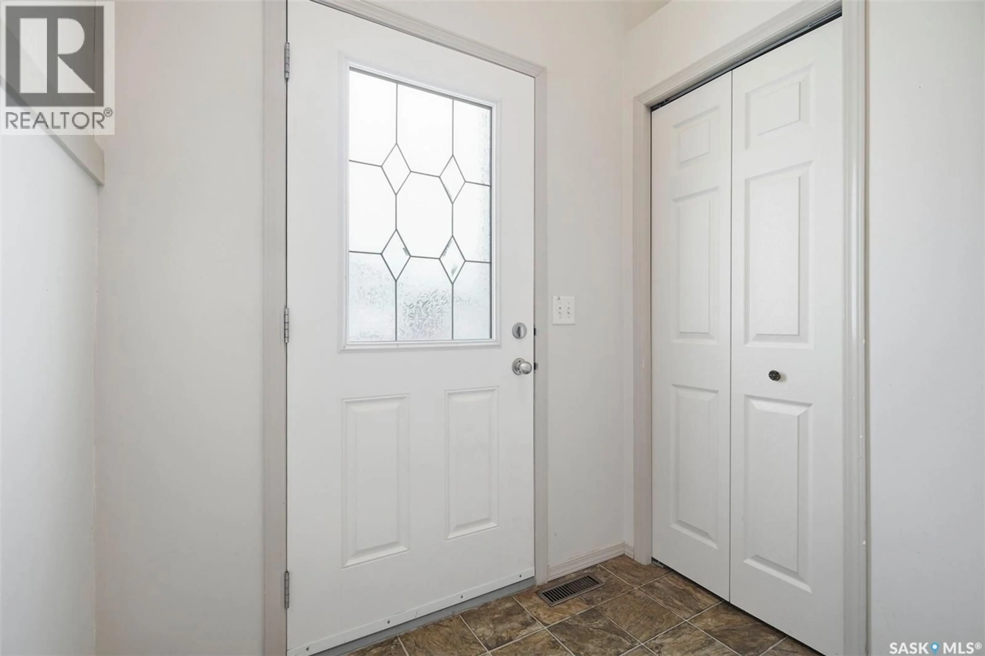 Indoor entryway for 835-837 RUTHERFORD WAY, Saskatoon Saskatchewan S7N0H1