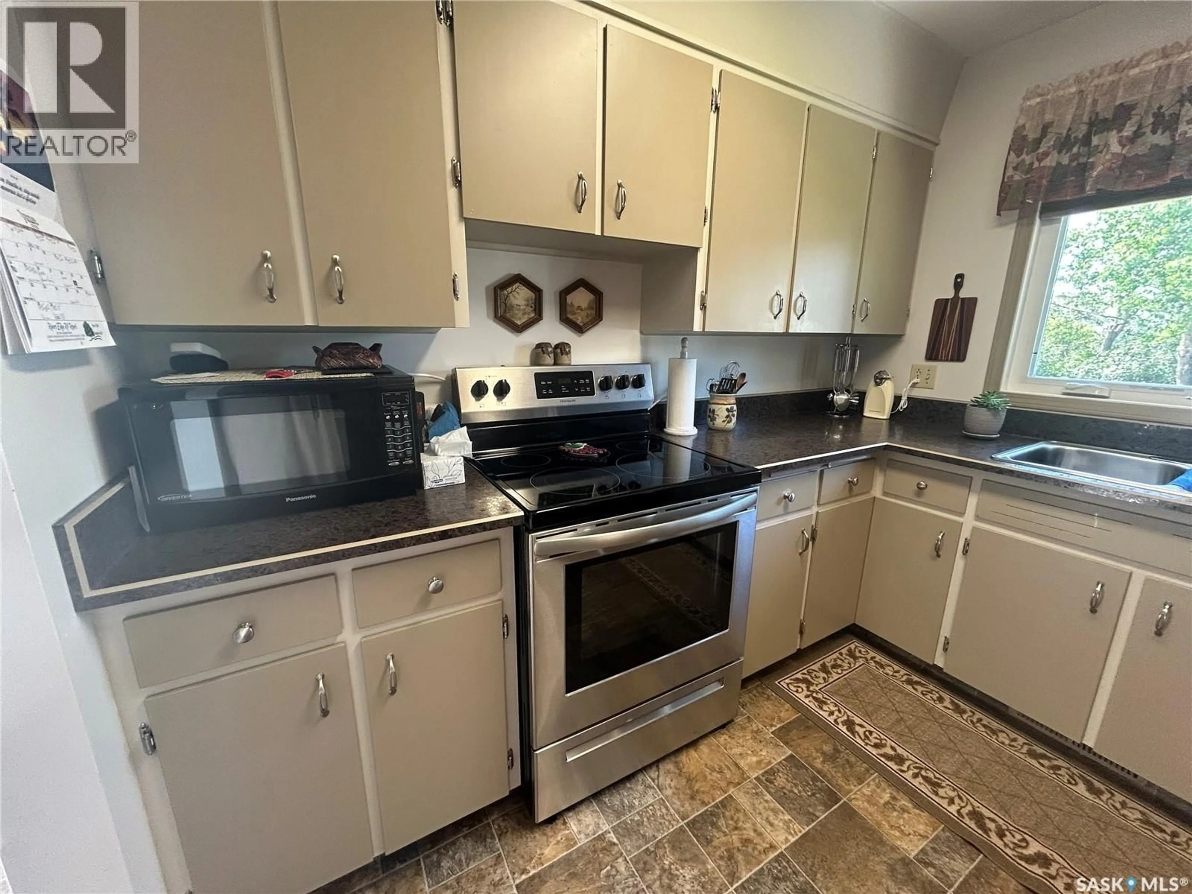 Standard kitchen, ceramic/tile floor for 132 CHURCHILL AVENUE, Coronach Saskatchewan S0H0Z0