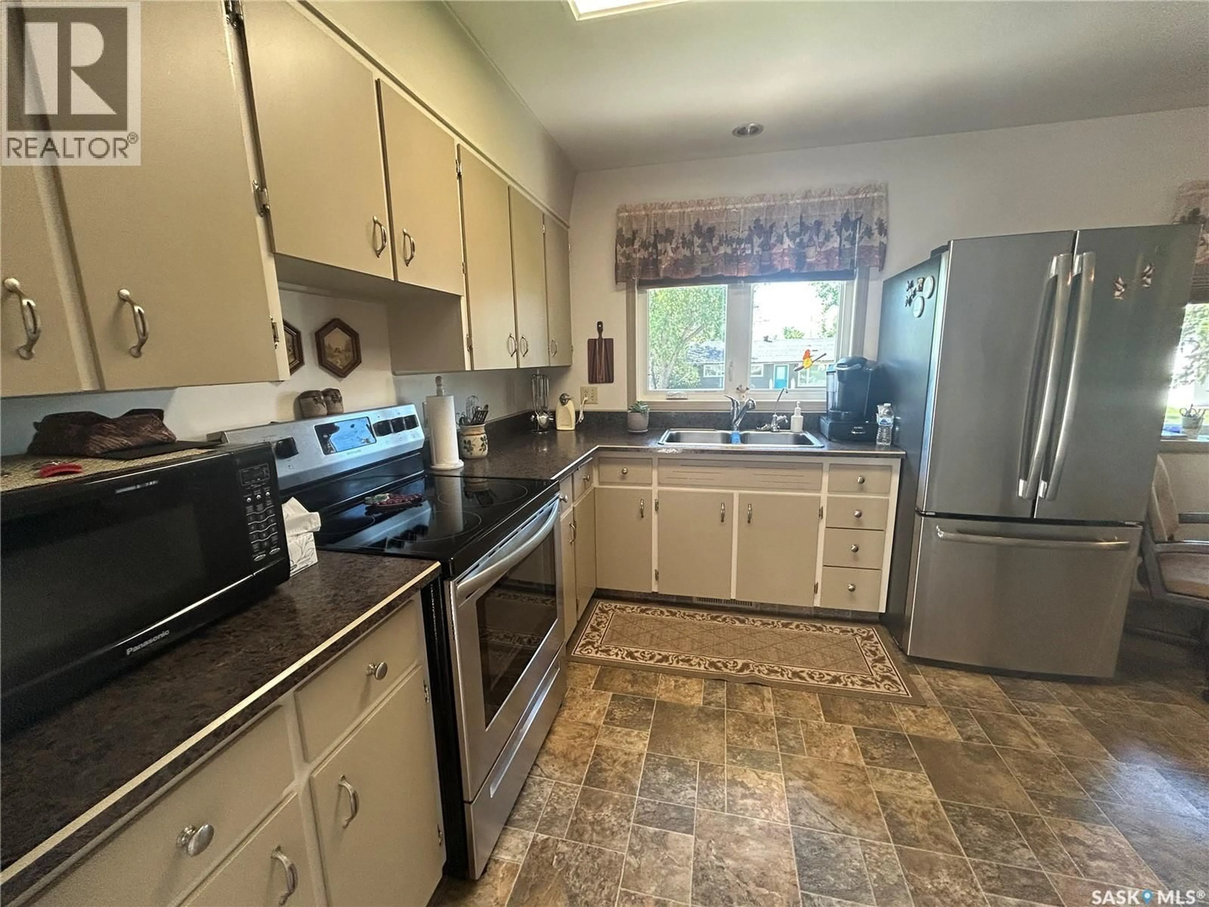 Standard kitchen, unknown for 132 CHURCHILL AVENUE, Coronach Saskatchewan S0H0Z0