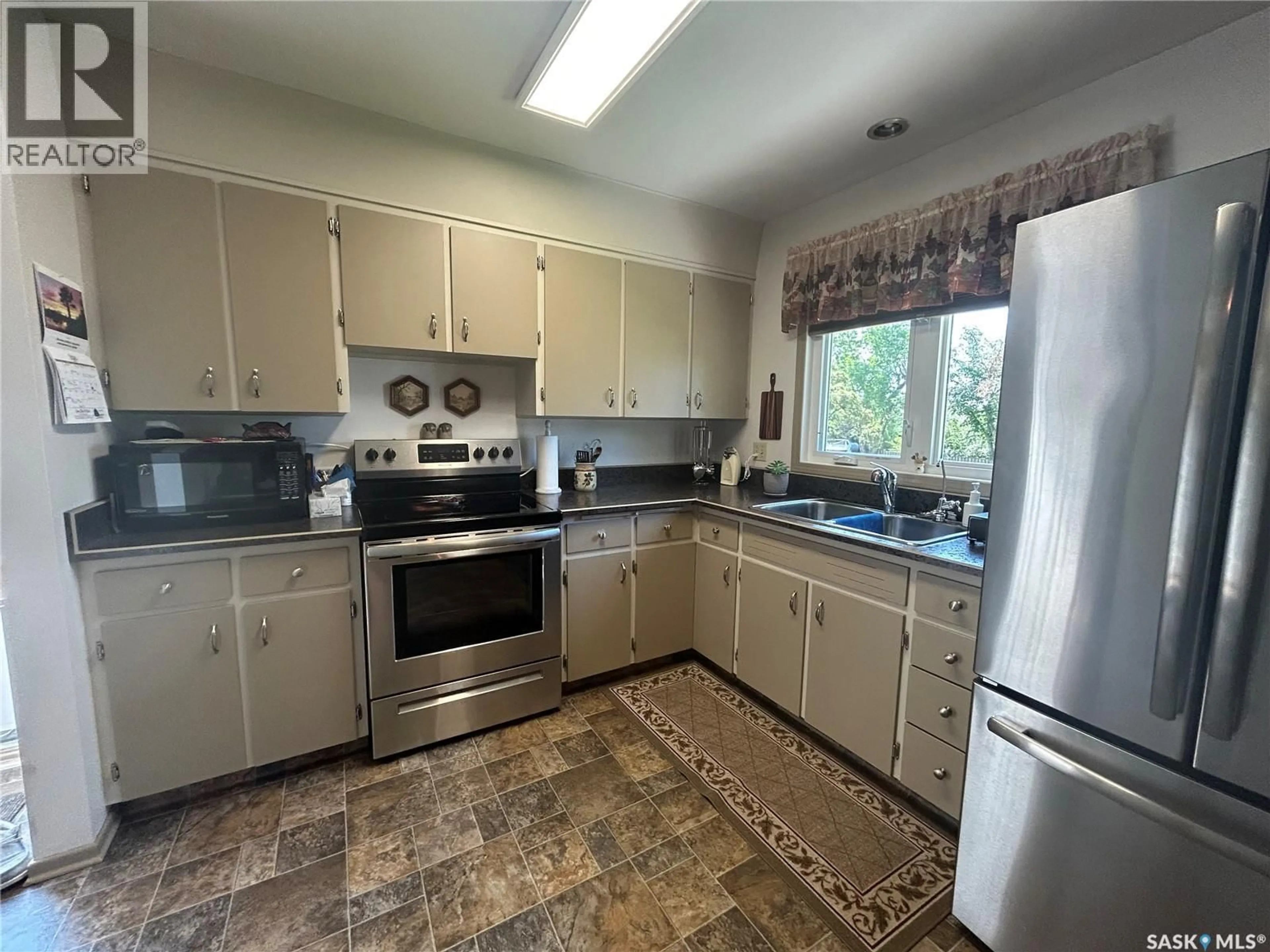 Standard kitchen, unknown for 132 CHURCHILL AVENUE, Coronach Saskatchewan S0H0Z0