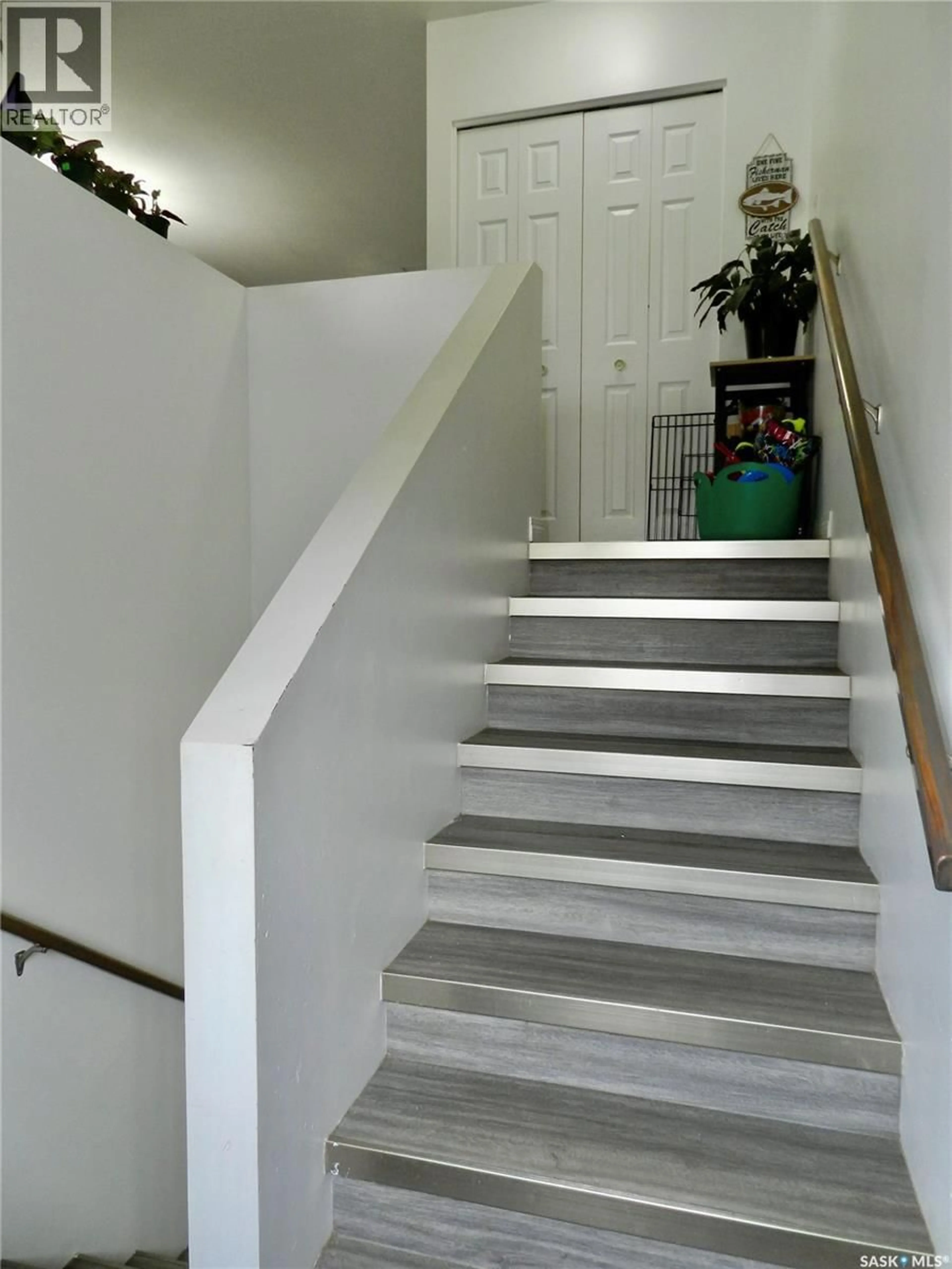 Stairs for 907 OMINICA STREET, Moose Jaw Saskatchewan S6H0J1