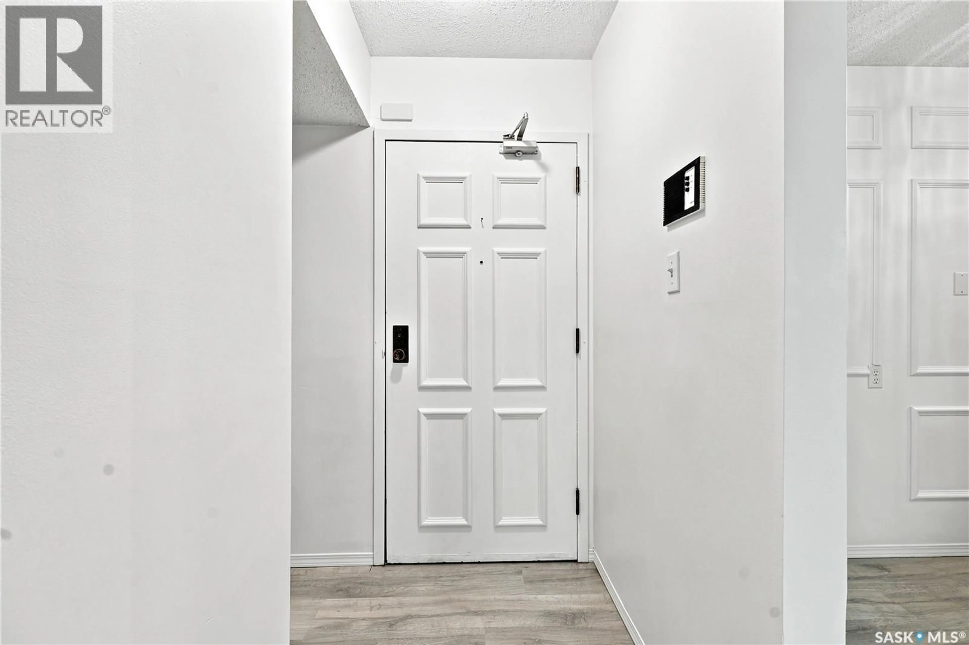 Indoor entryway for 104 411 TAIT COURT, Saskatoon Saskatchewan S7H5L3