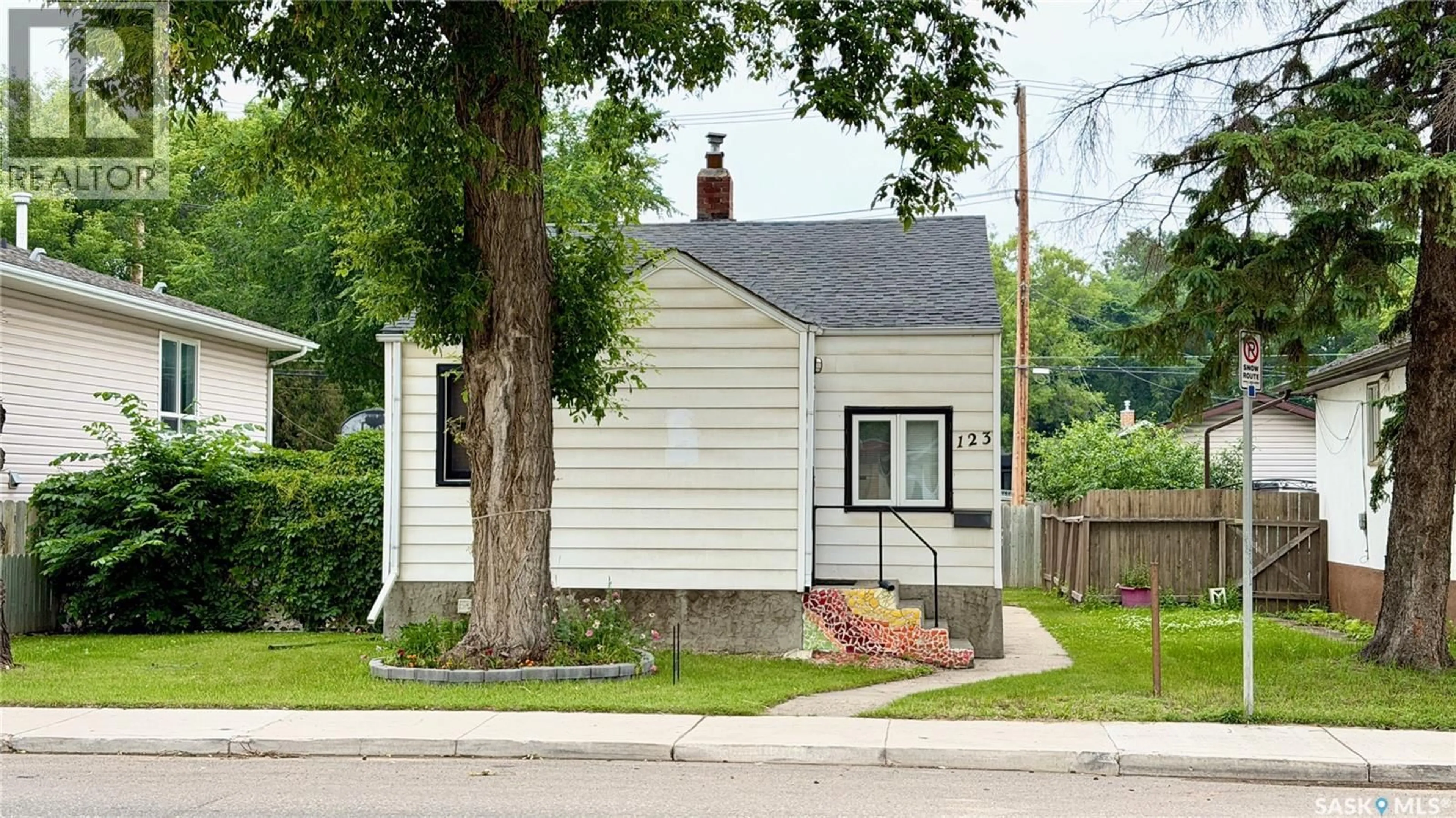 Home with vinyl exterior material, street for 123 RUTH STREET, Saskatoon Saskatchewan S7K0J7