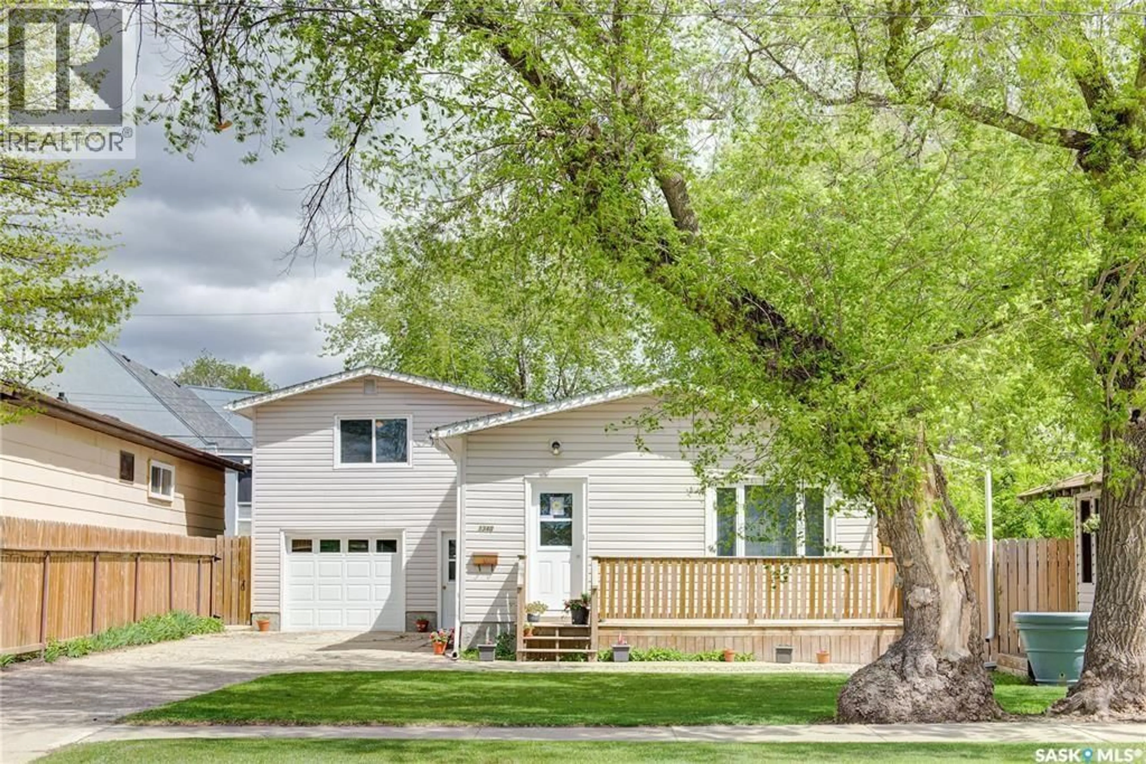 Home with vinyl exterior material, street for 1340 E AVENUE N, Saskatoon Saskatchewan S7L1T5