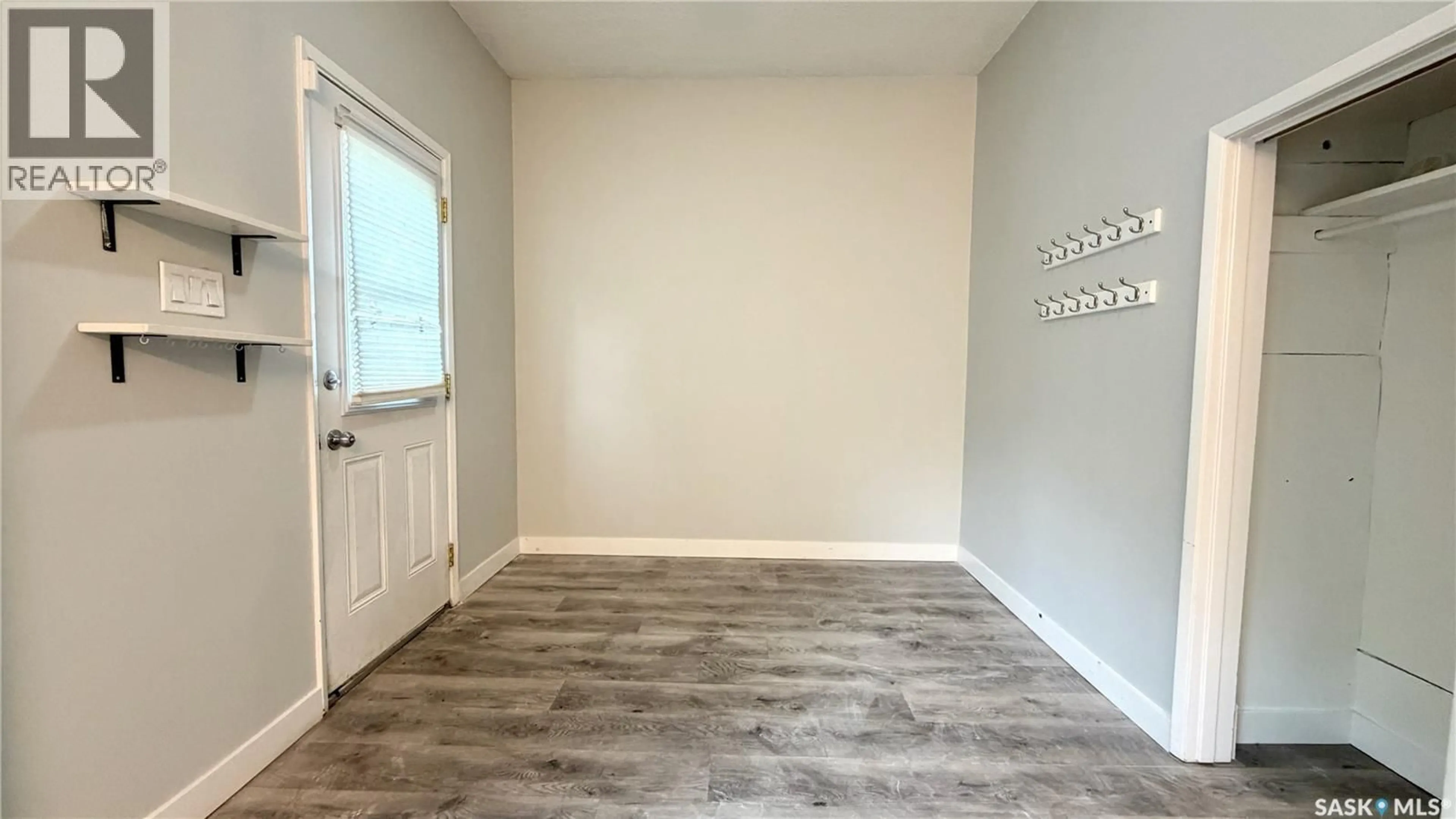 Indoor entryway for 1340 E AVENUE N, Saskatoon Saskatchewan S7L1T5