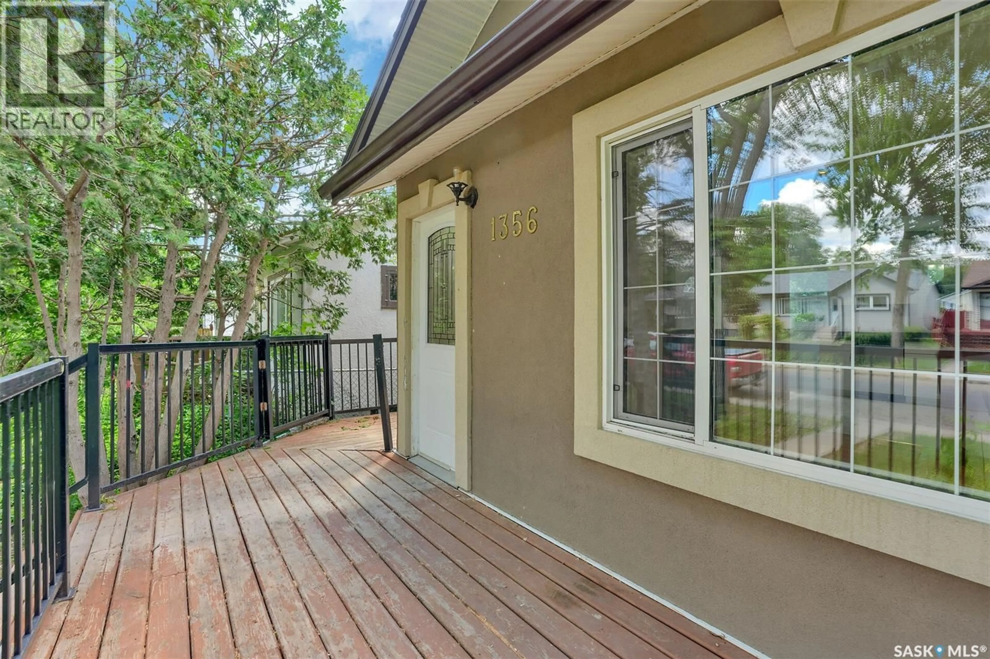 Patio, water/lake/river/ocean view for 1356 MINTO STREET, Regina Saskatchewan S4T5S2