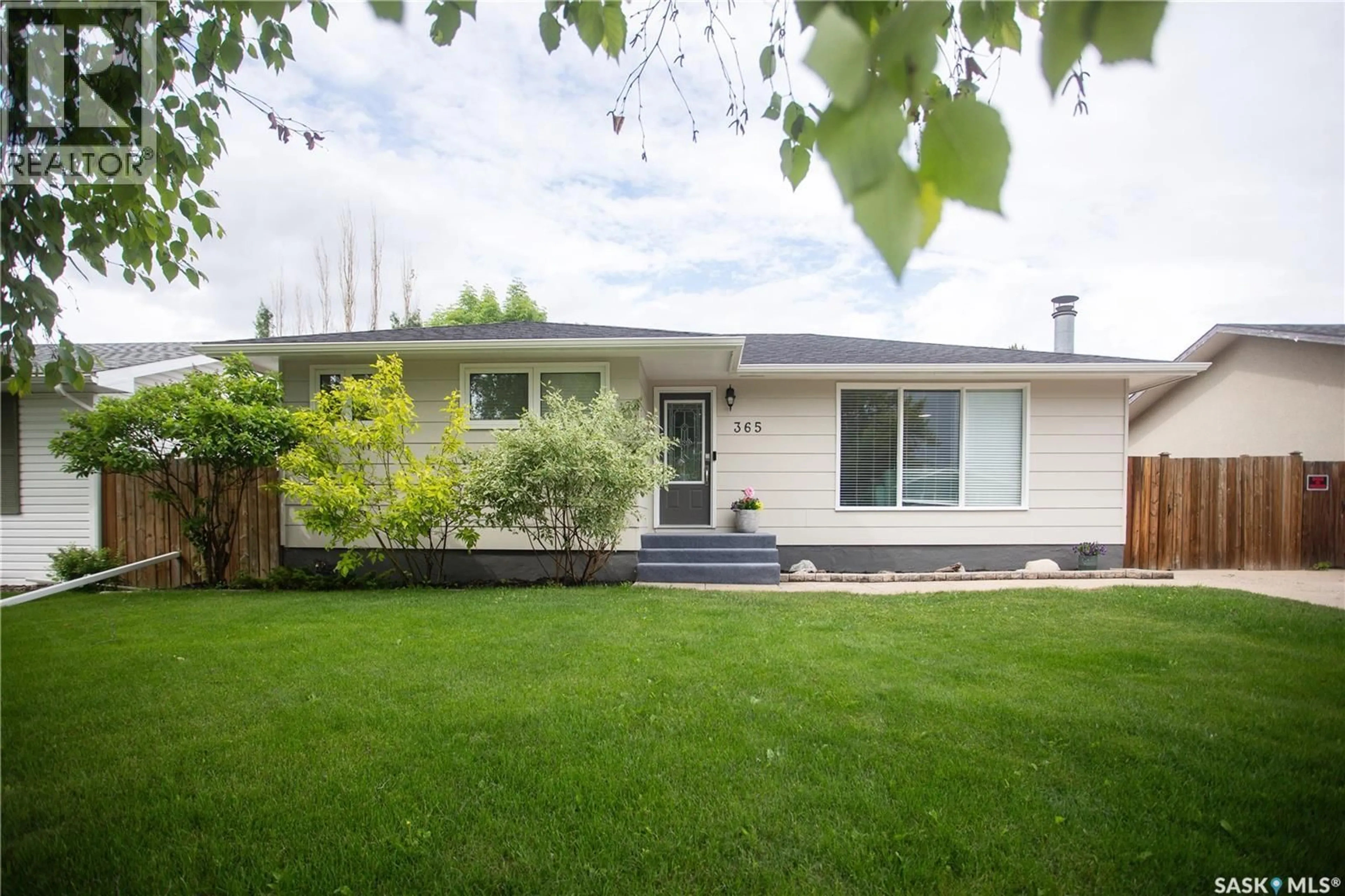 Home with vinyl exterior material, street for 365 WATERLOO CRESCENT, Saskatoon Saskatchewan S7H4H7