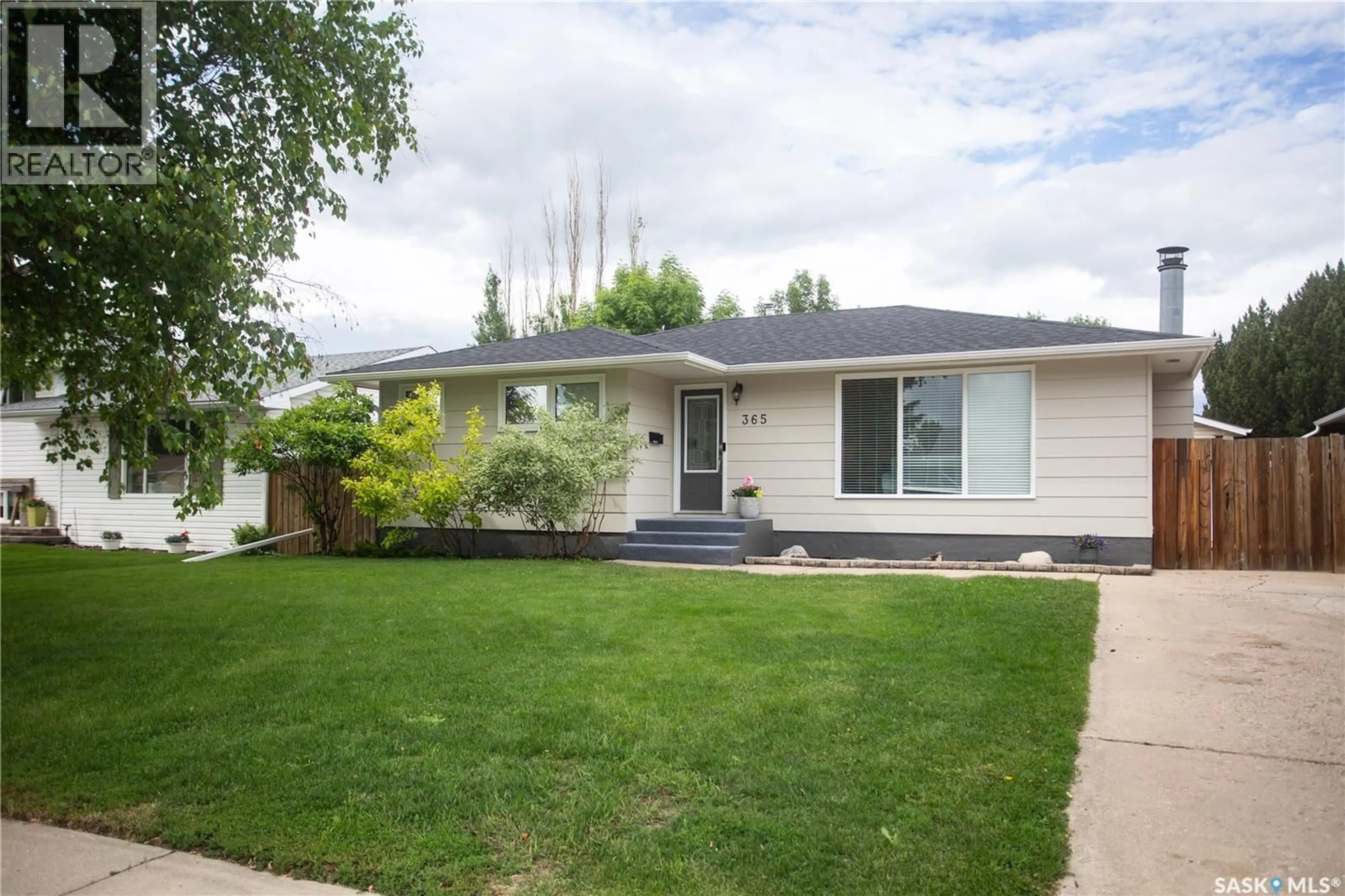 Home with vinyl exterior material, street for 365 WATERLOO CRESCENT, Saskatoon Saskatchewan S7H4H7