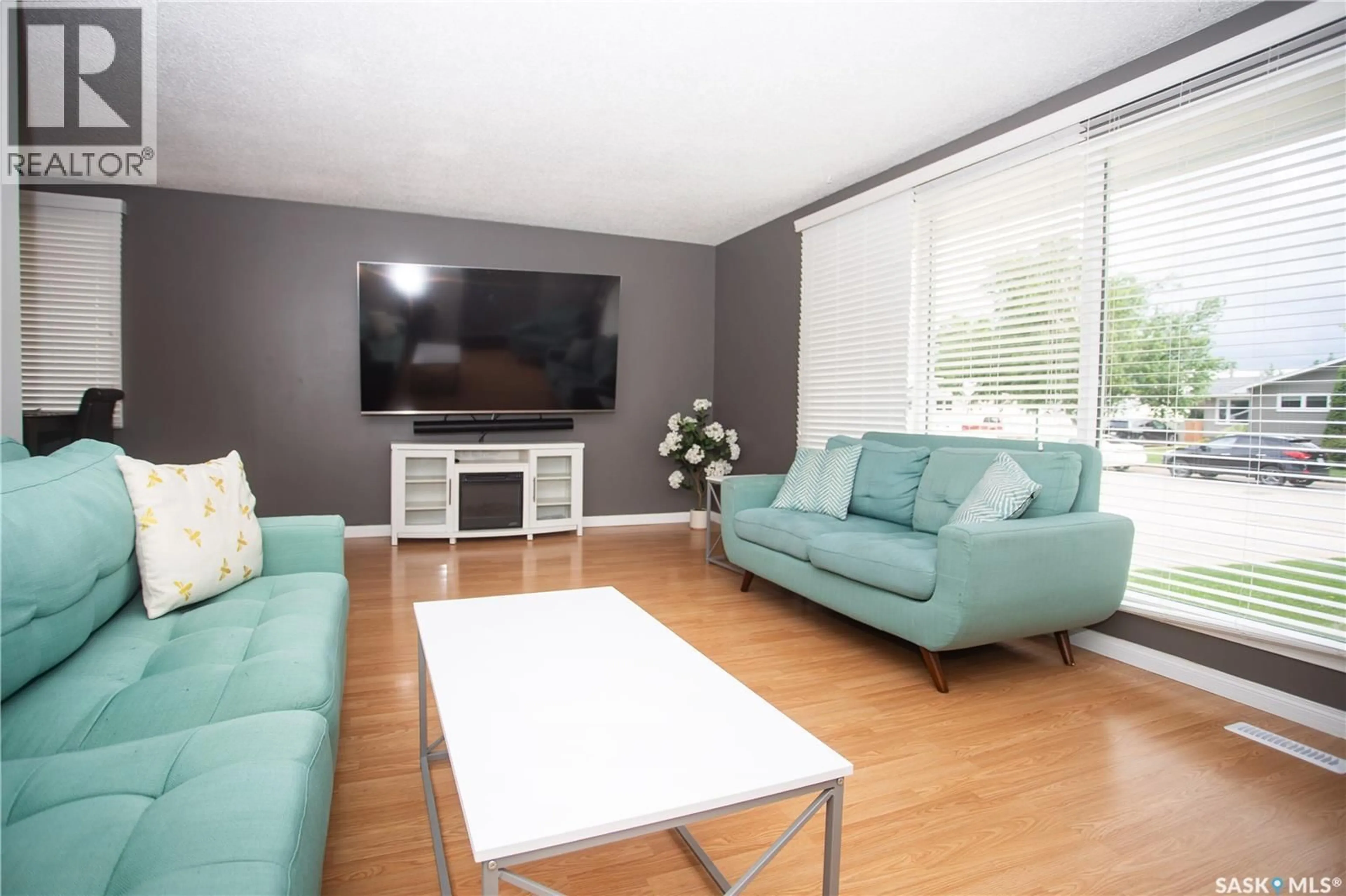 Living room with furniture, wood/laminate floor for 365 WATERLOO CRESCENT, Saskatoon Saskatchewan S7H4H7