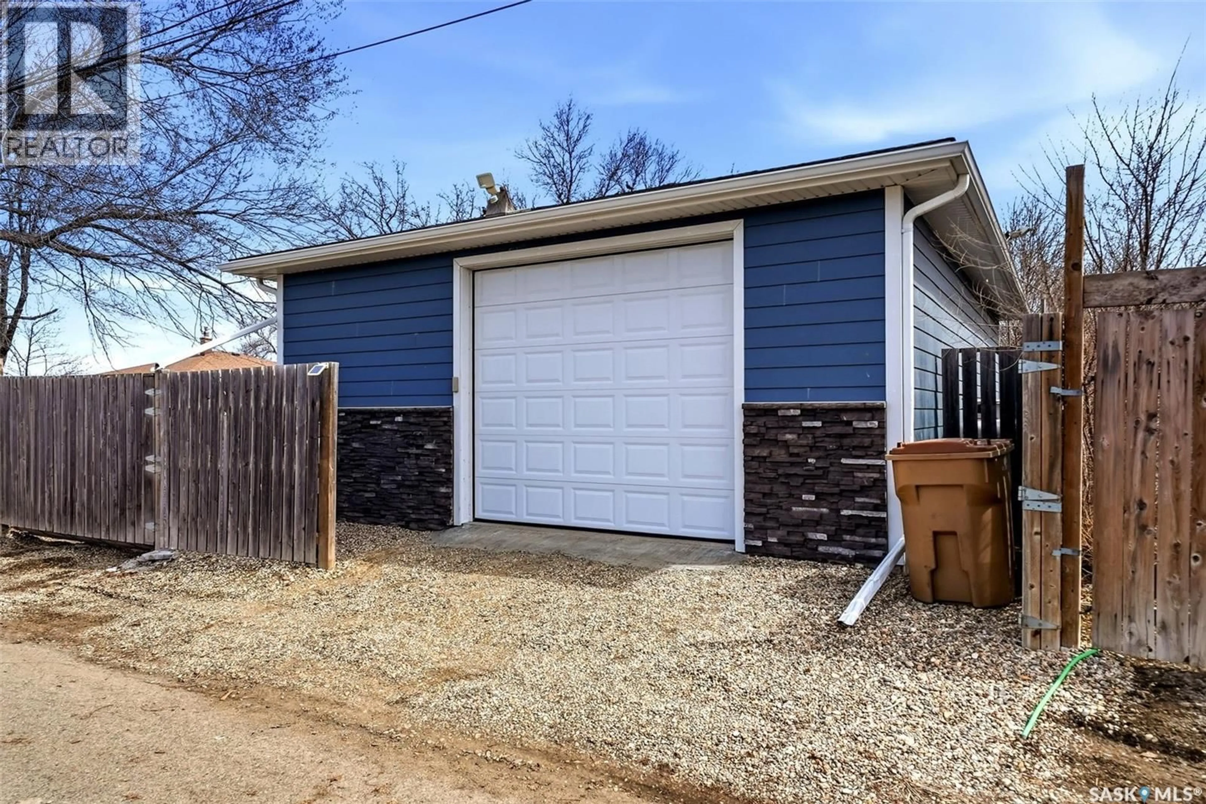 Indoor garage for 2510 EDWARD STREET, Regina Saskatchewan S4S0M8