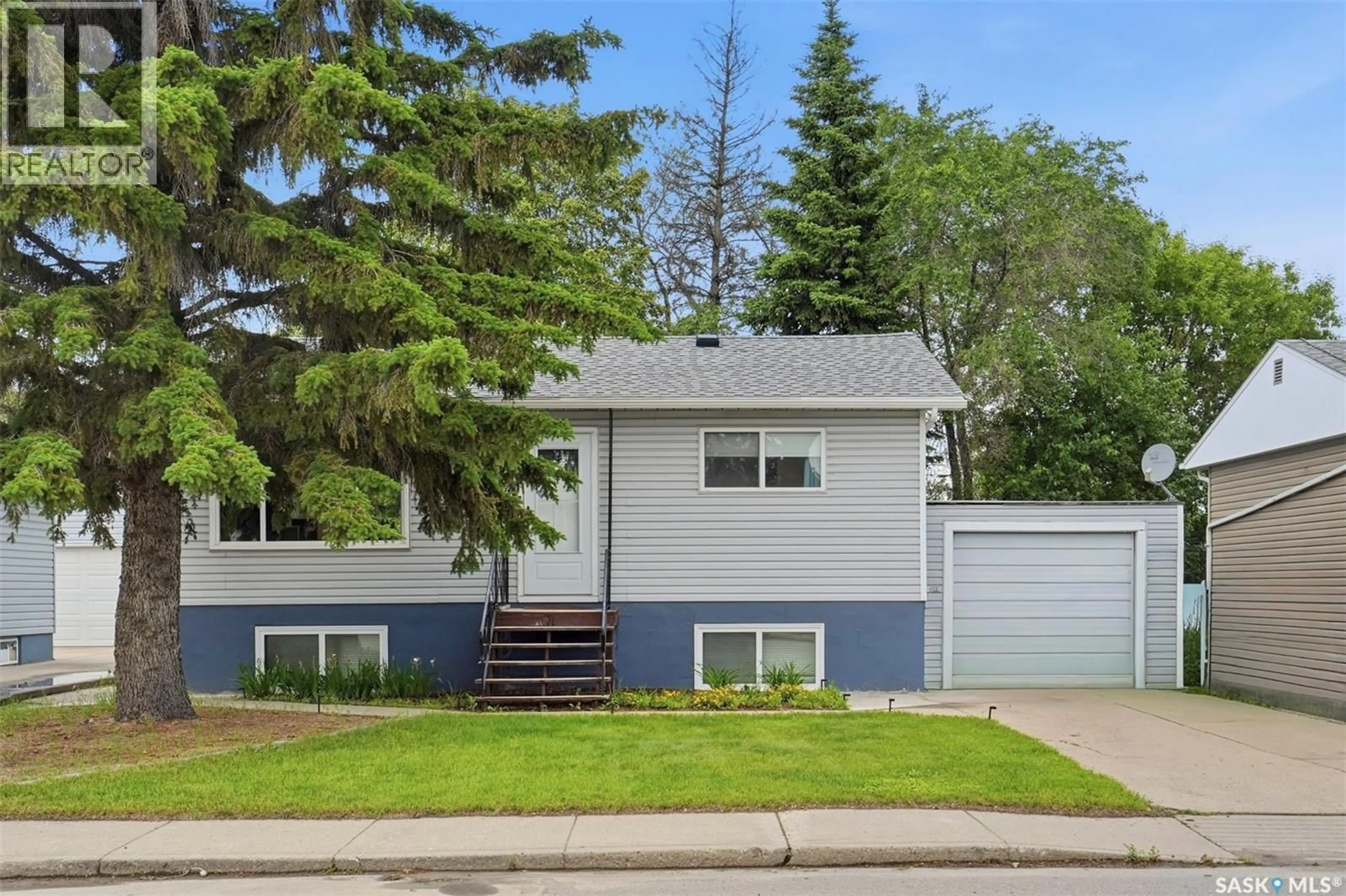 Home with vinyl exterior material, street for 441 VANCOUVER AVENUE, Saskatoon Saskatchewan S7L4J8