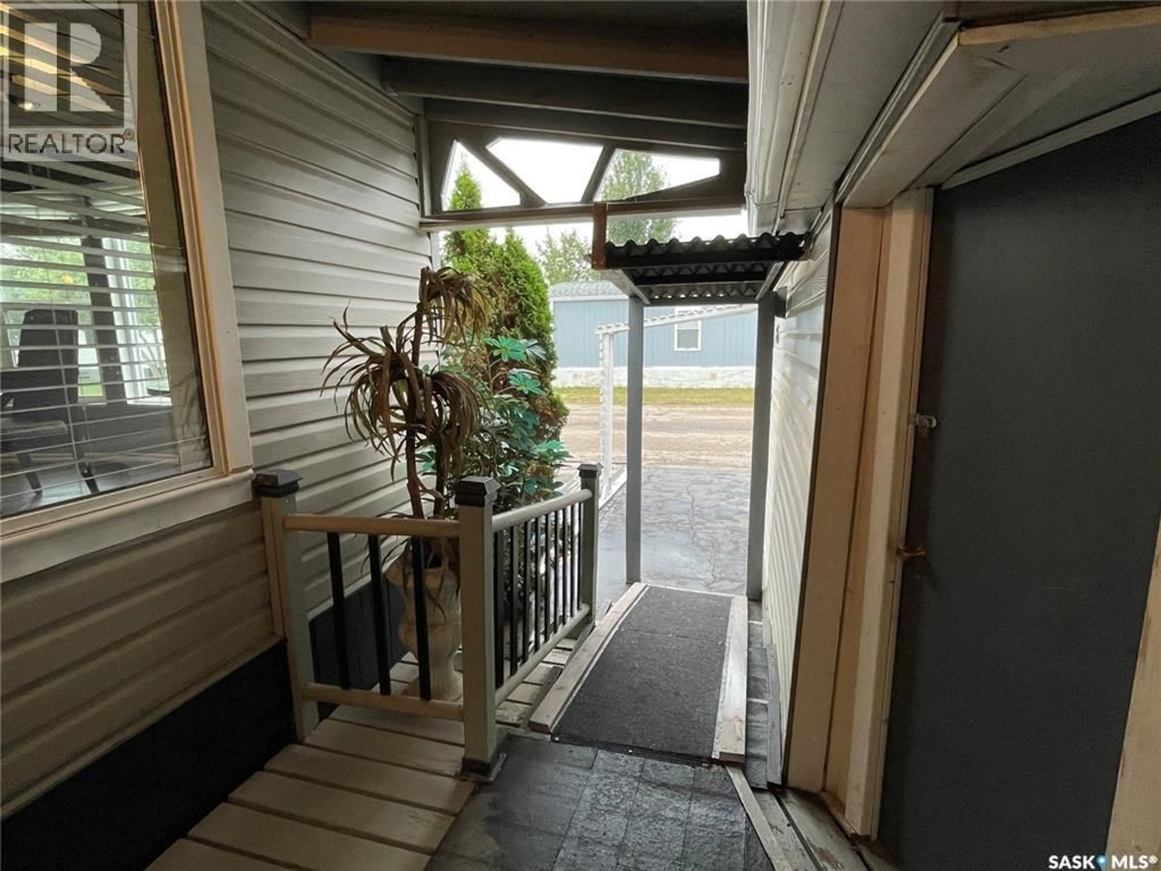 Indoor entryway for 1035 - 65 BOYCHUK DRIVE, Saskatoon Saskatchewan S7H5B2