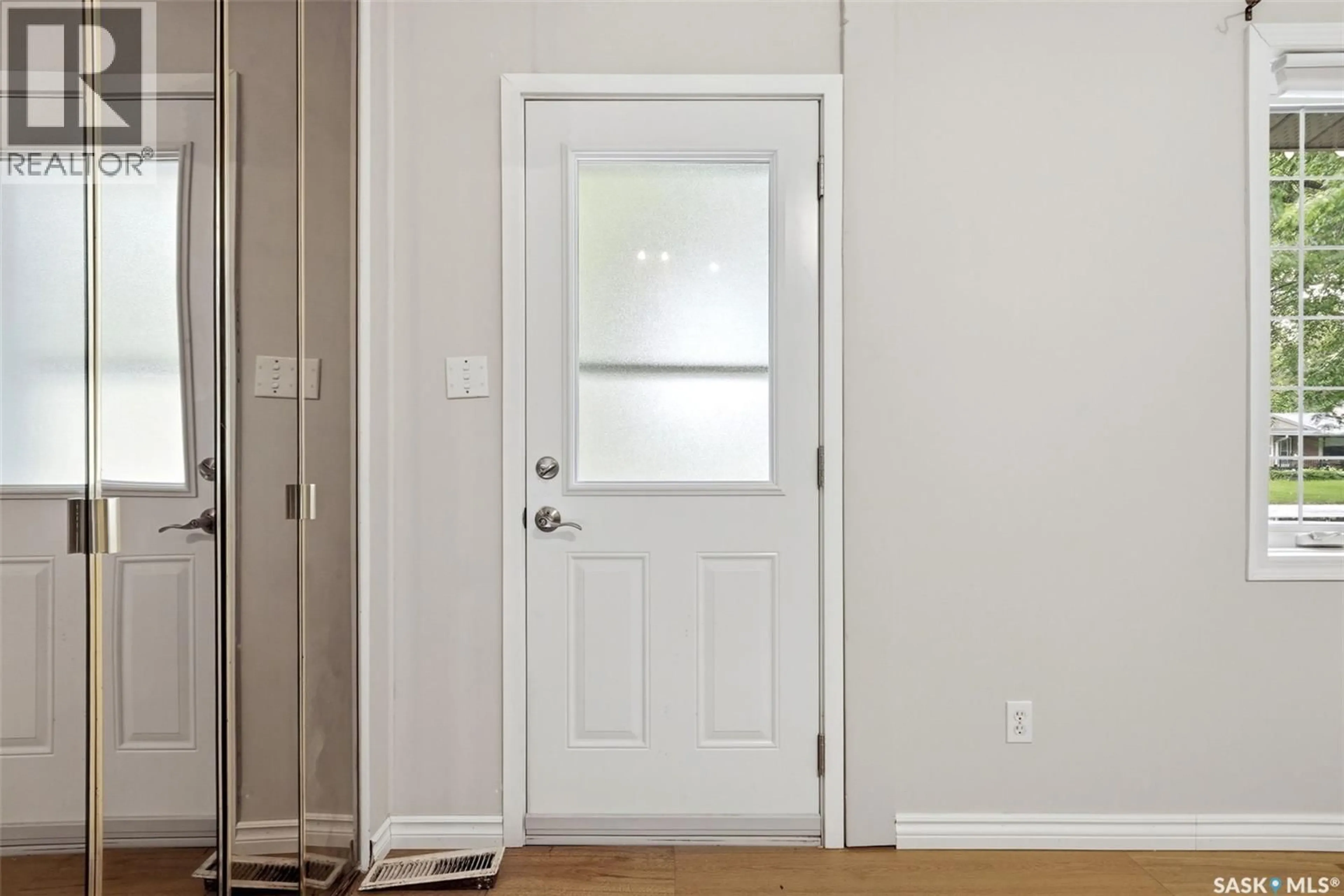 Indoor entryway for 80 BOBOLINK BAY, Regina Saskatchewan S4S4K1