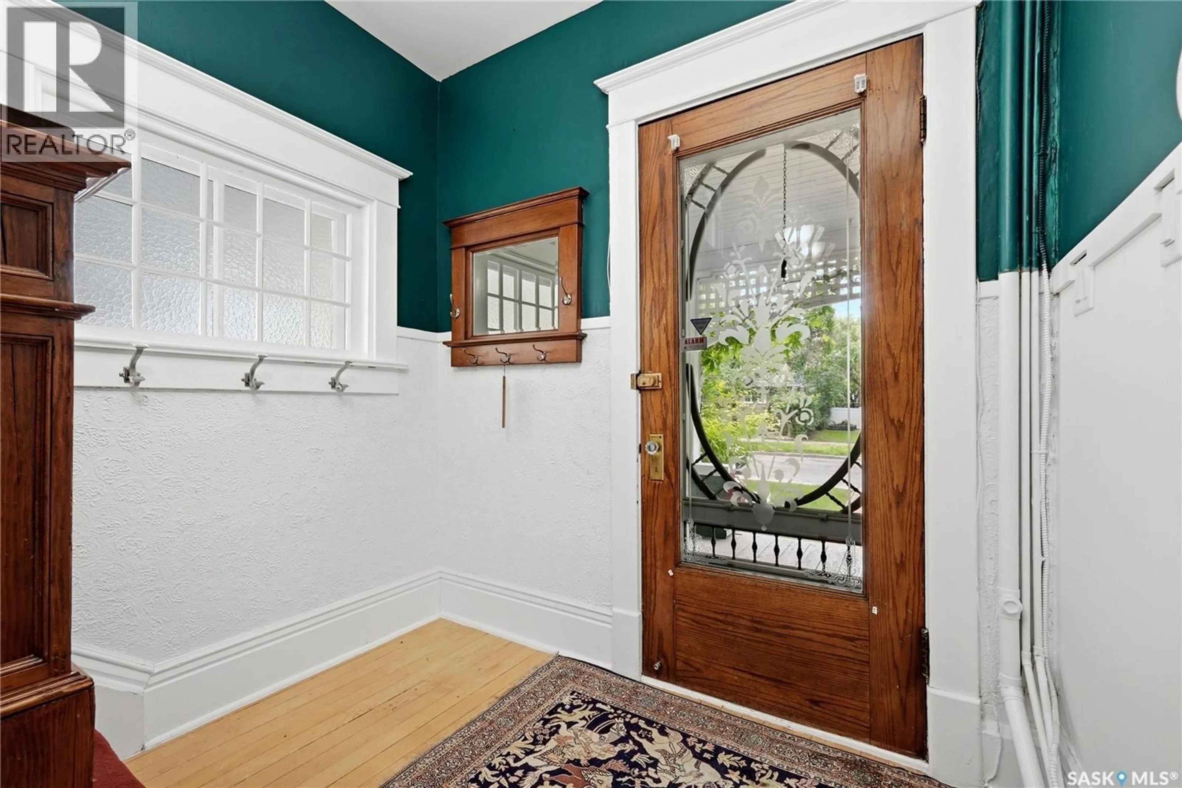 Indoor entryway for 3008 VICTORIA AVENUE, Regina Saskatchewan S4T1K9