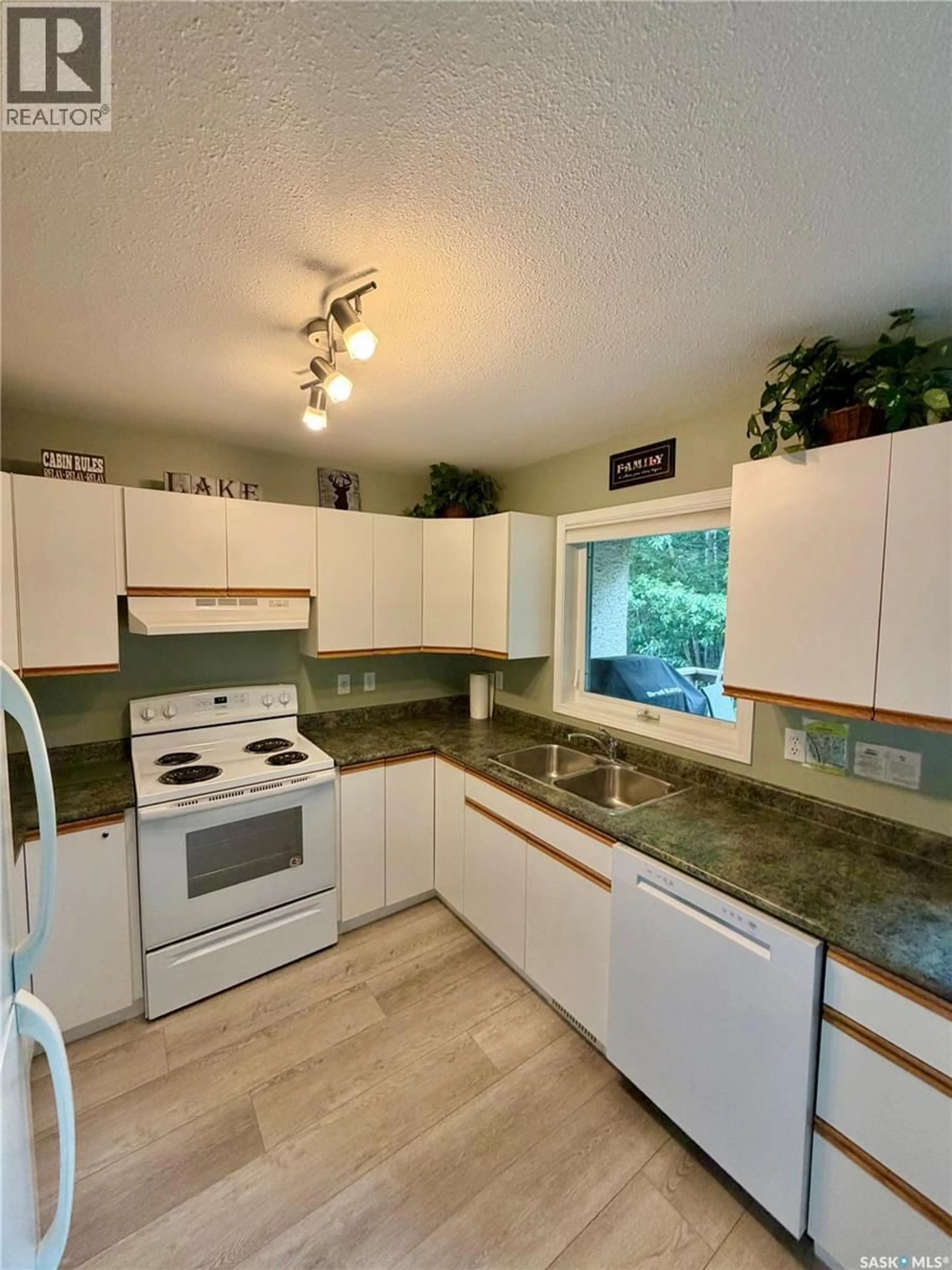 Standard kitchen, ceramic/tile floor for 17 FAIRWAY DRIVE, Elk Ridge Saskatchewan S0J0N0