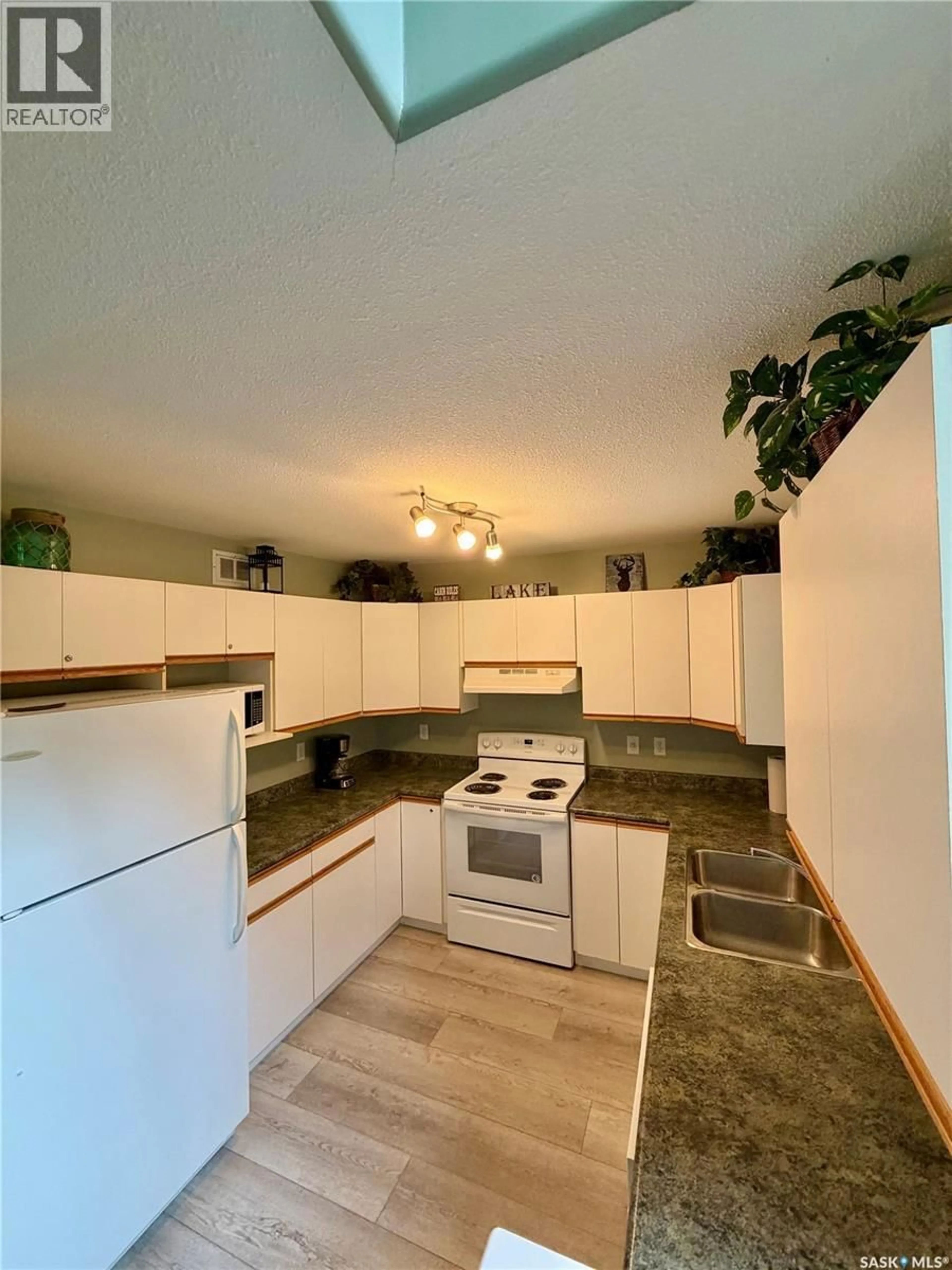 Standard kitchen, unknown for 17 FAIRWAY DRIVE, Elk Ridge Saskatchewan S0J0N0