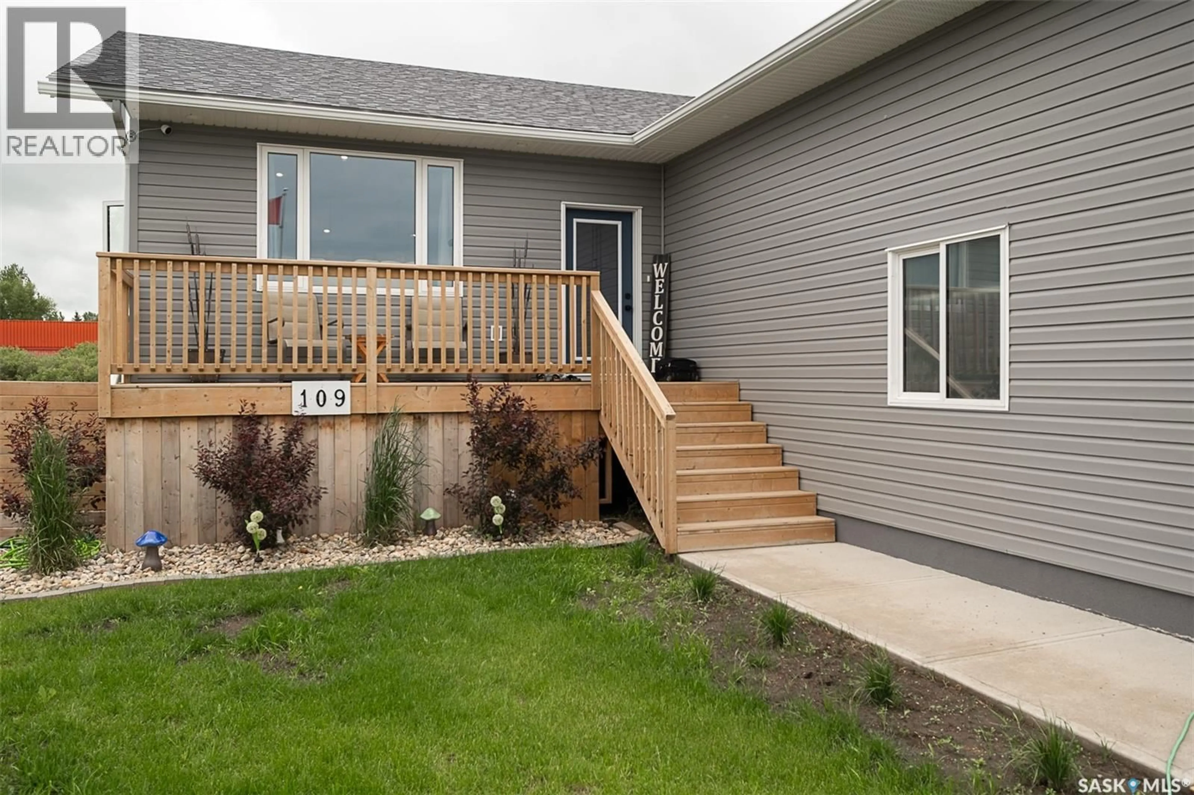 Home with vinyl exterior material, unknown for 109 POPLAR ROAD, Mclean Saskatchewan S0G3E0