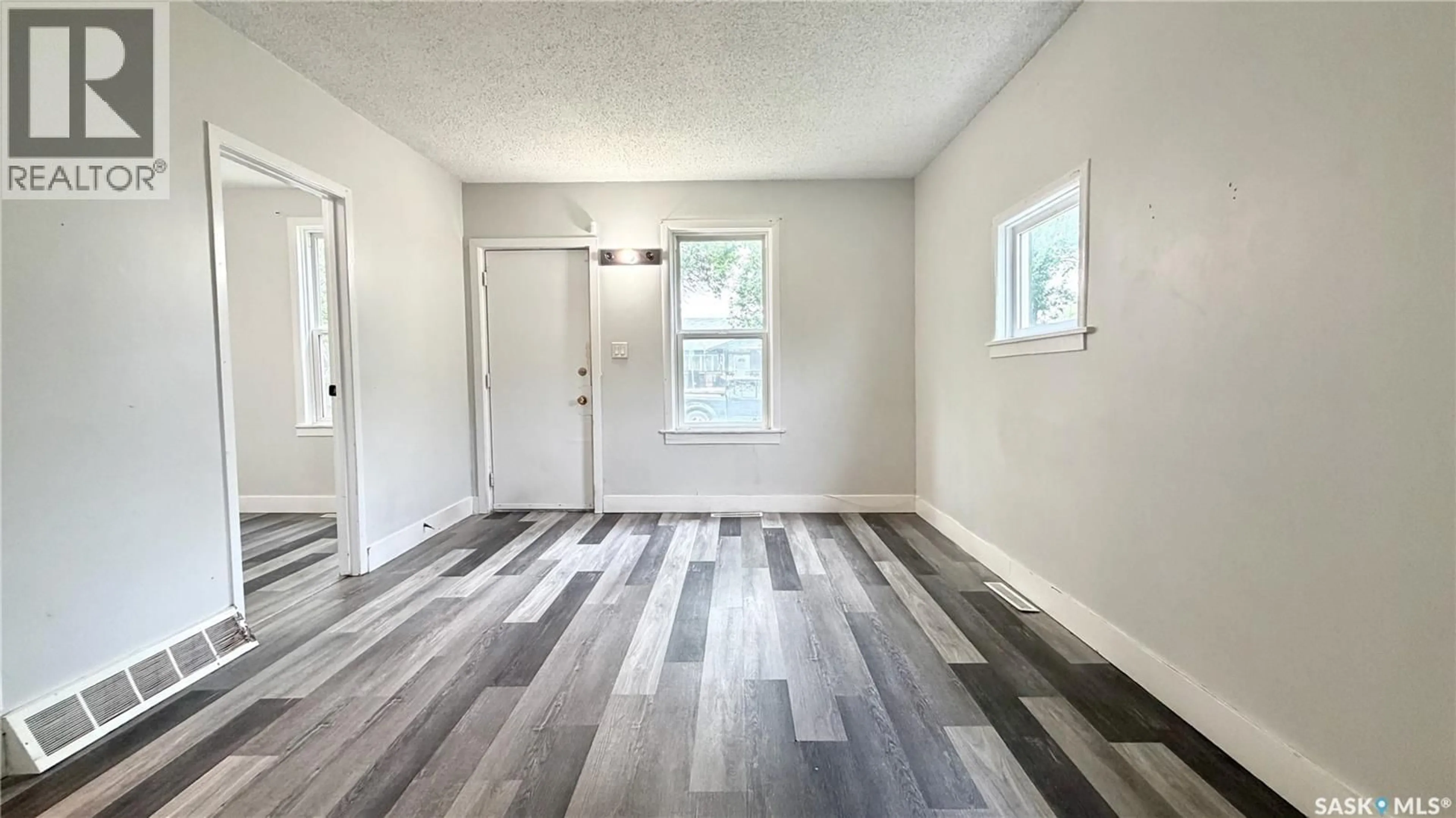 A pic of a room for 710 M AVENUE, Saskatoon Saskatchewan S7M2L3