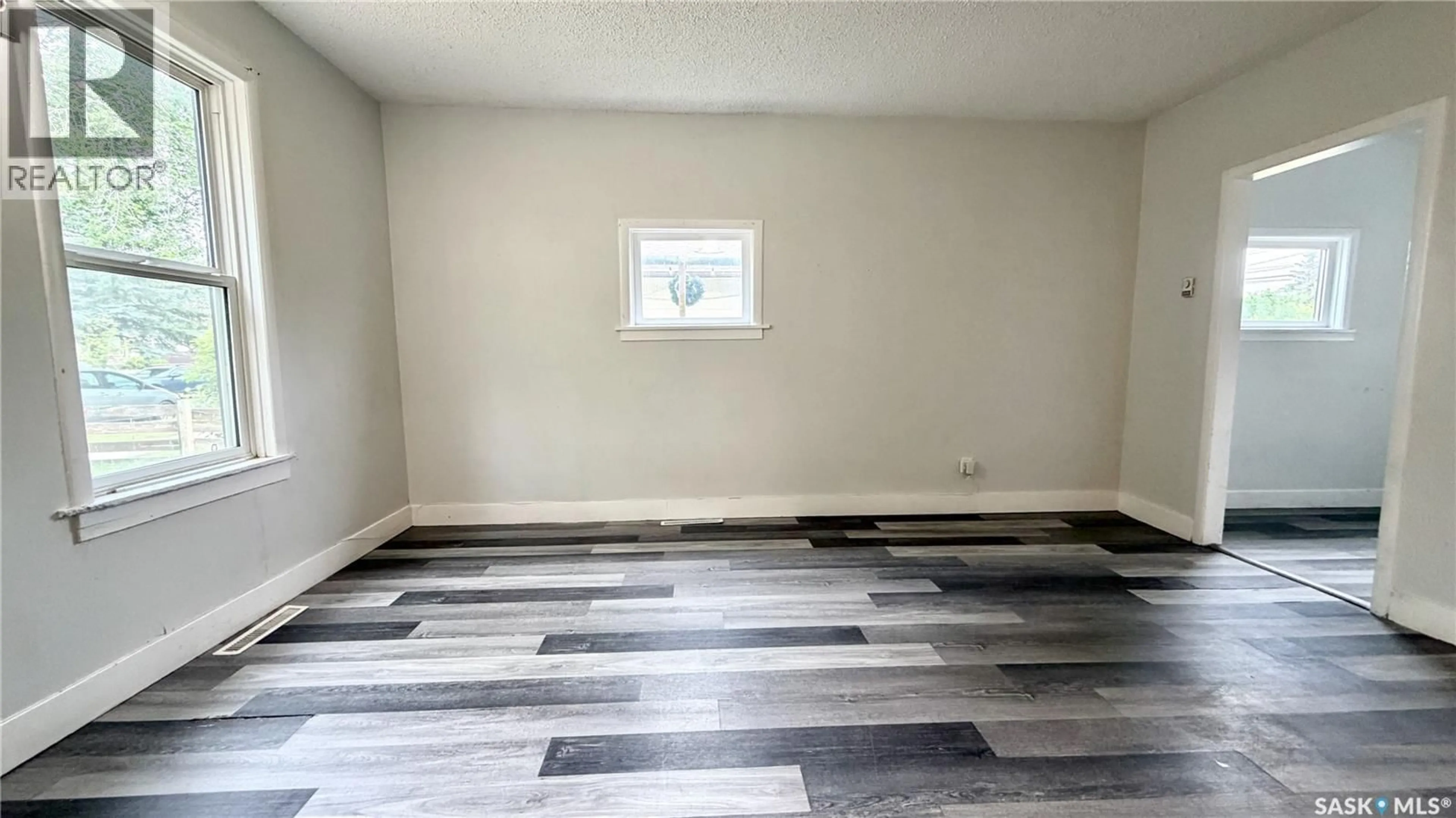 A pic of a room for 710 M AVENUE, Saskatoon Saskatchewan S7M2L3