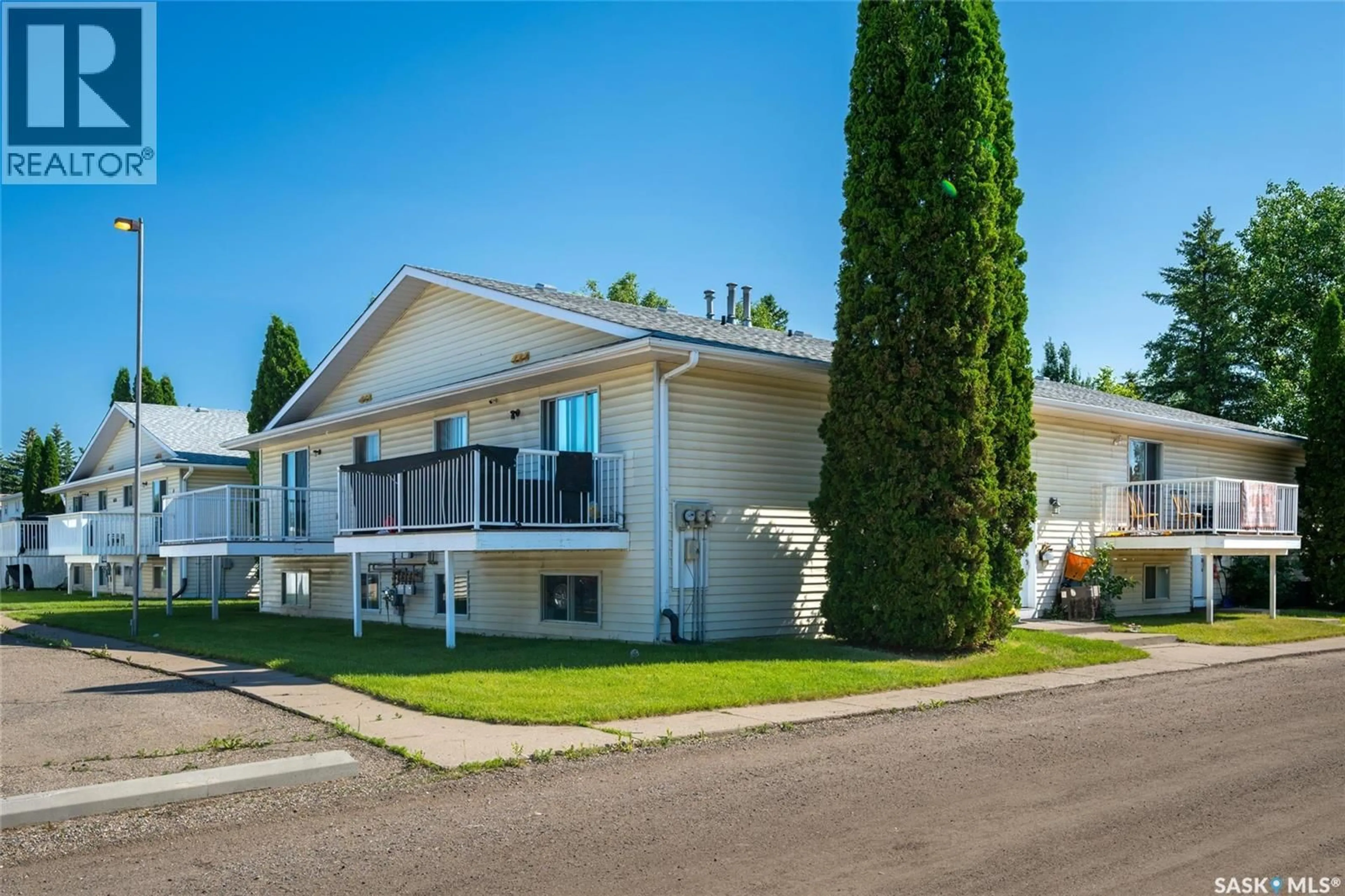 Home with vinyl exterior material, street for 430 BERINI DRIVE, Saskatoon Saskatchewan S7N3N8