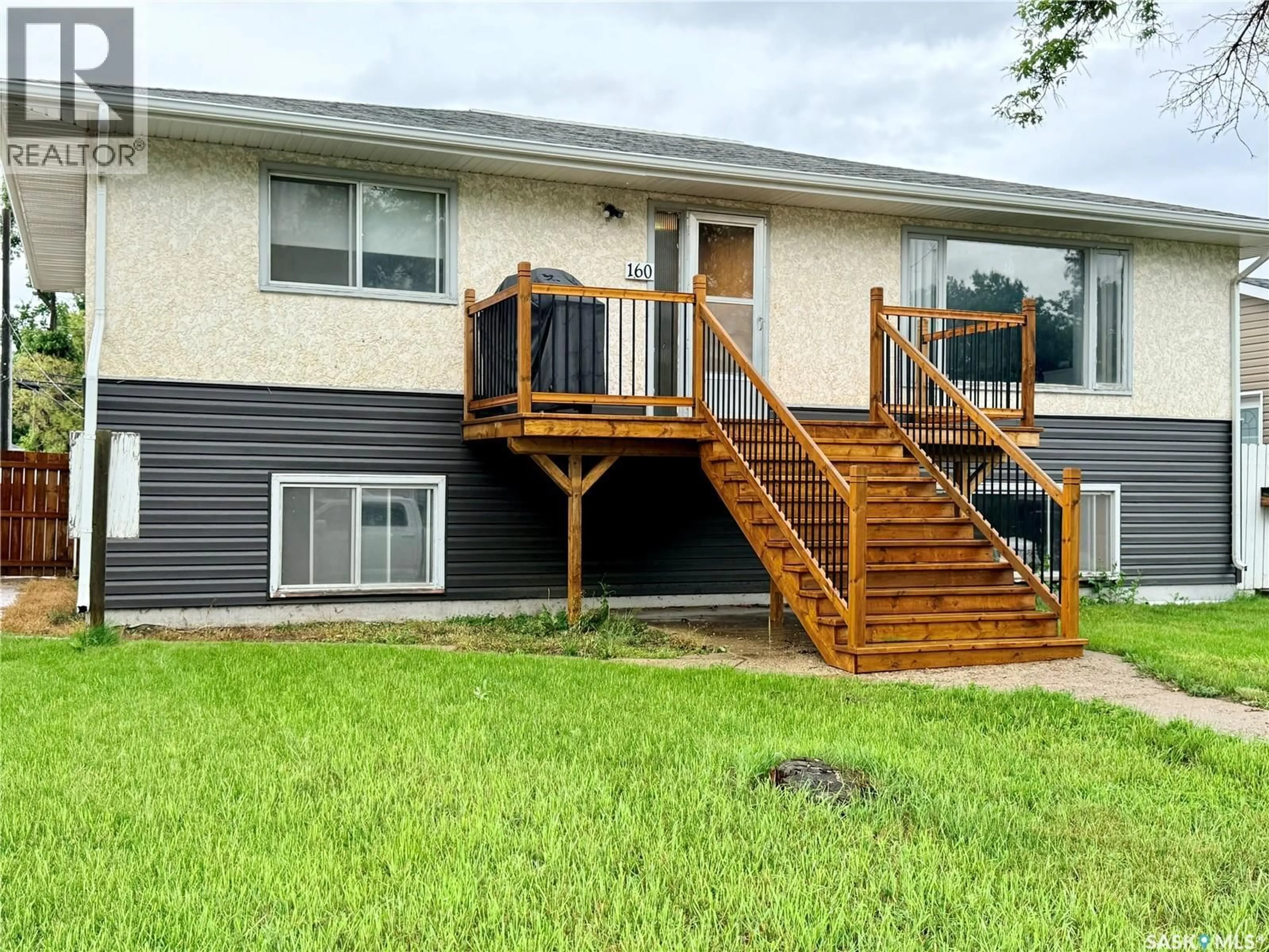 Home with vinyl exterior material, unknown for 160 3RD AVENUE, Swift Current Saskatchewan S9H3K4