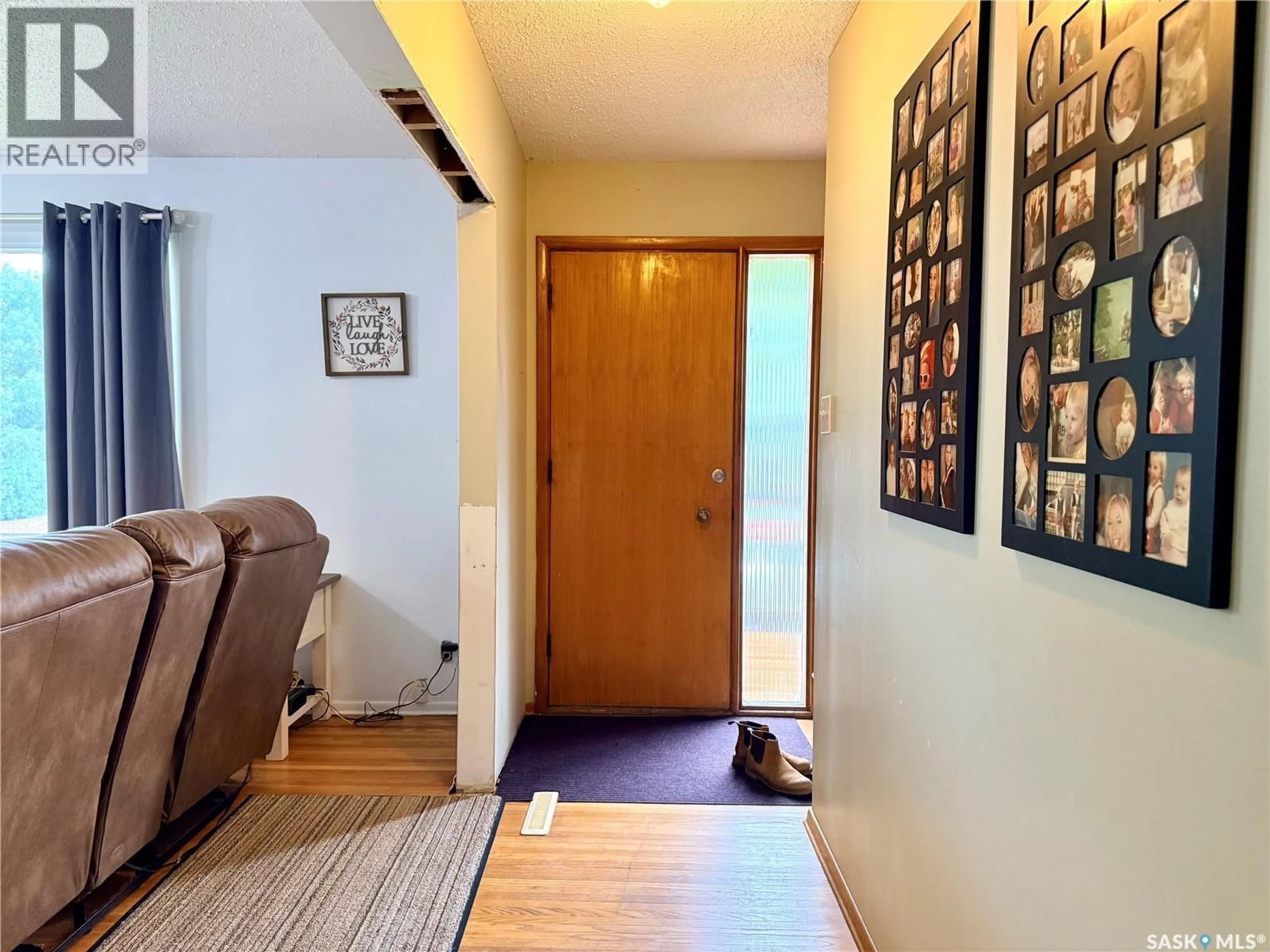 Indoor entryway for 160 3RD AVENUE, Swift Current Saskatchewan S9H3K4