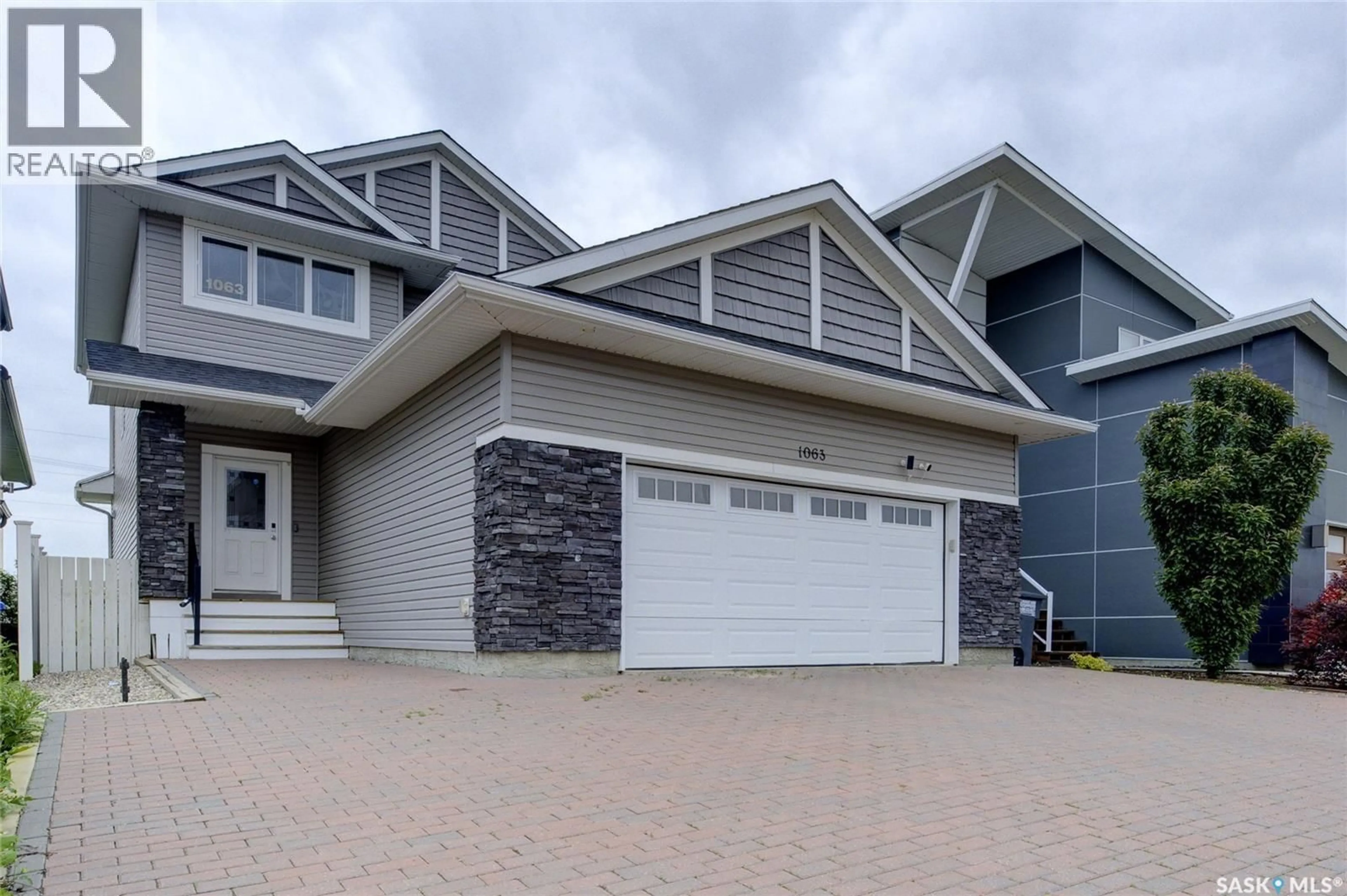 Home with vinyl exterior material, street for 1063 GLACIAL SHORES COMMON, Saskatoon Saskatchewan S7W0R2