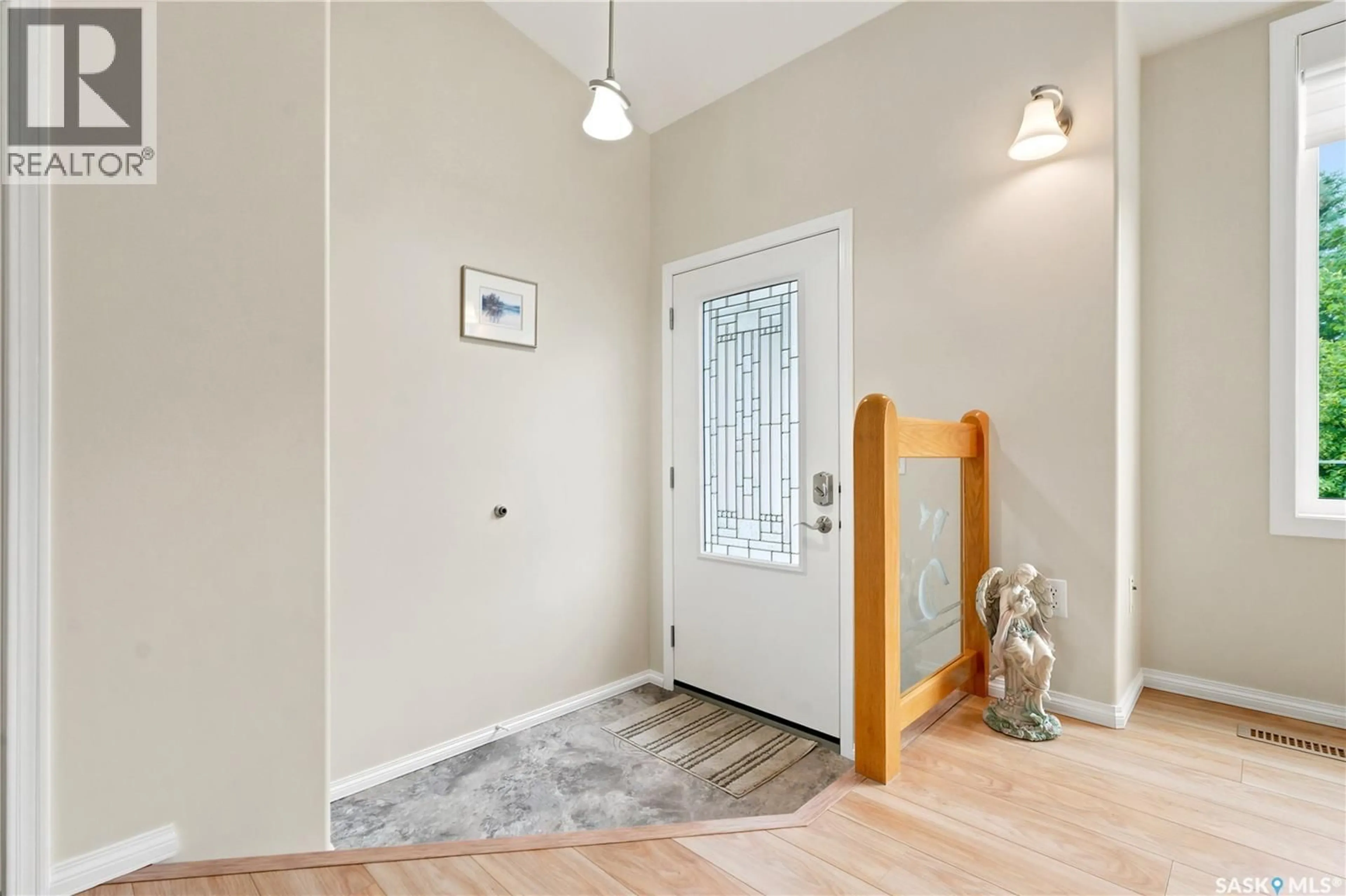 Indoor entryway for 526 MCWILLIE AVENUE, Saskatoon Saskatchewan S7S1B6