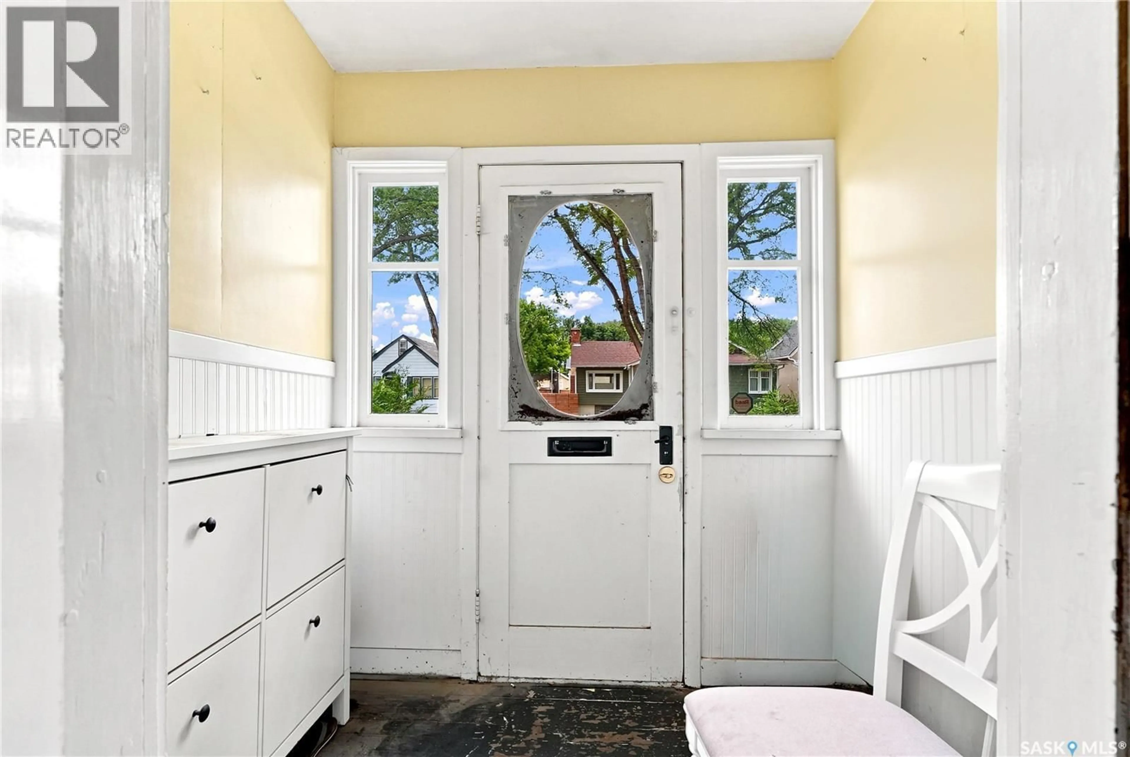 Indoor entryway for 506 5TH STREET, Saskatoon Saskatchewan S7H1G3